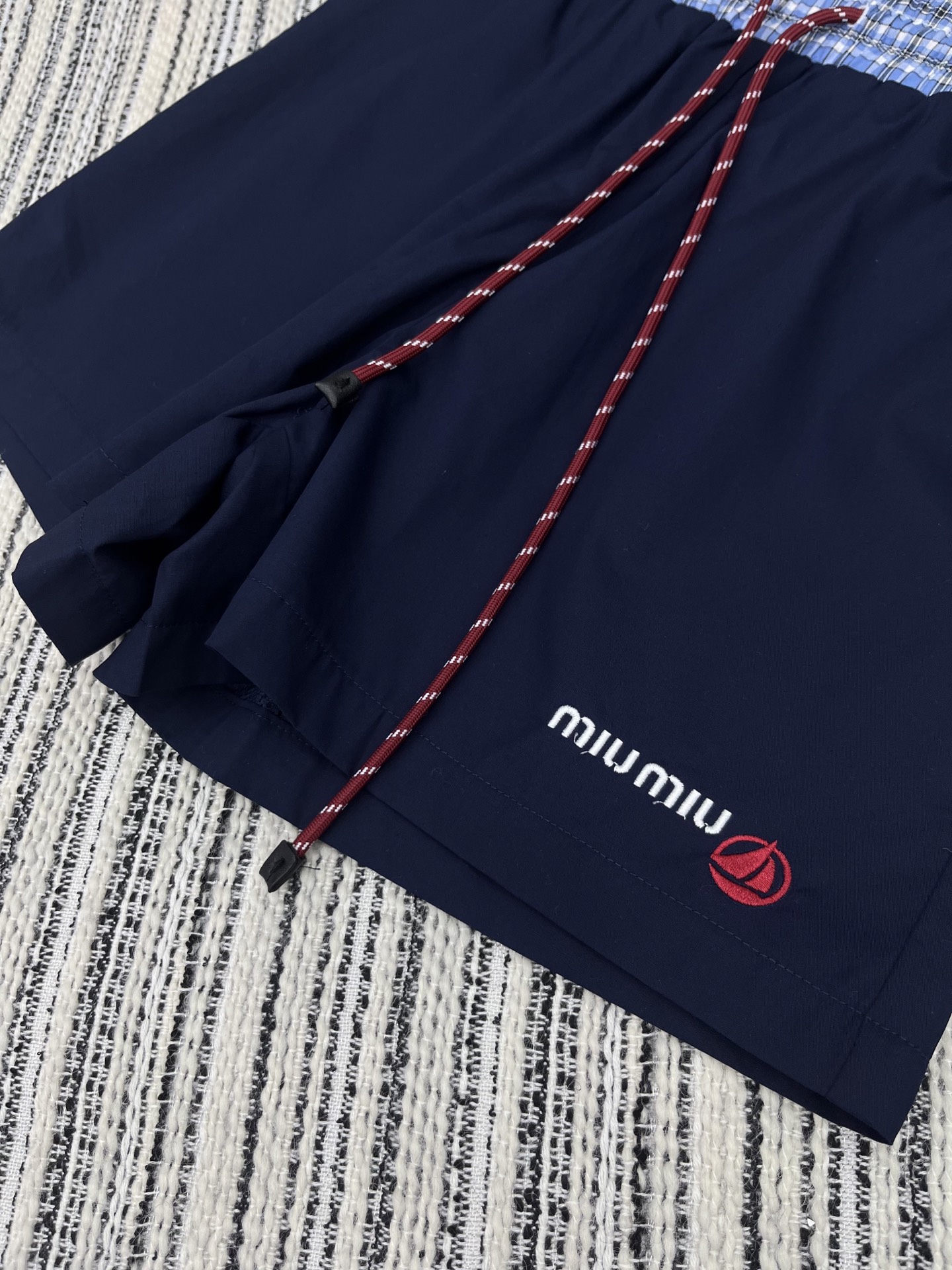 🛒𝐍𝐄𝐖 · 𝟐𝟎𝟐5/爆款现货

原单品质  Miu mi*｜25春夏新品撞色拼接衬衫短裤套装！
高端