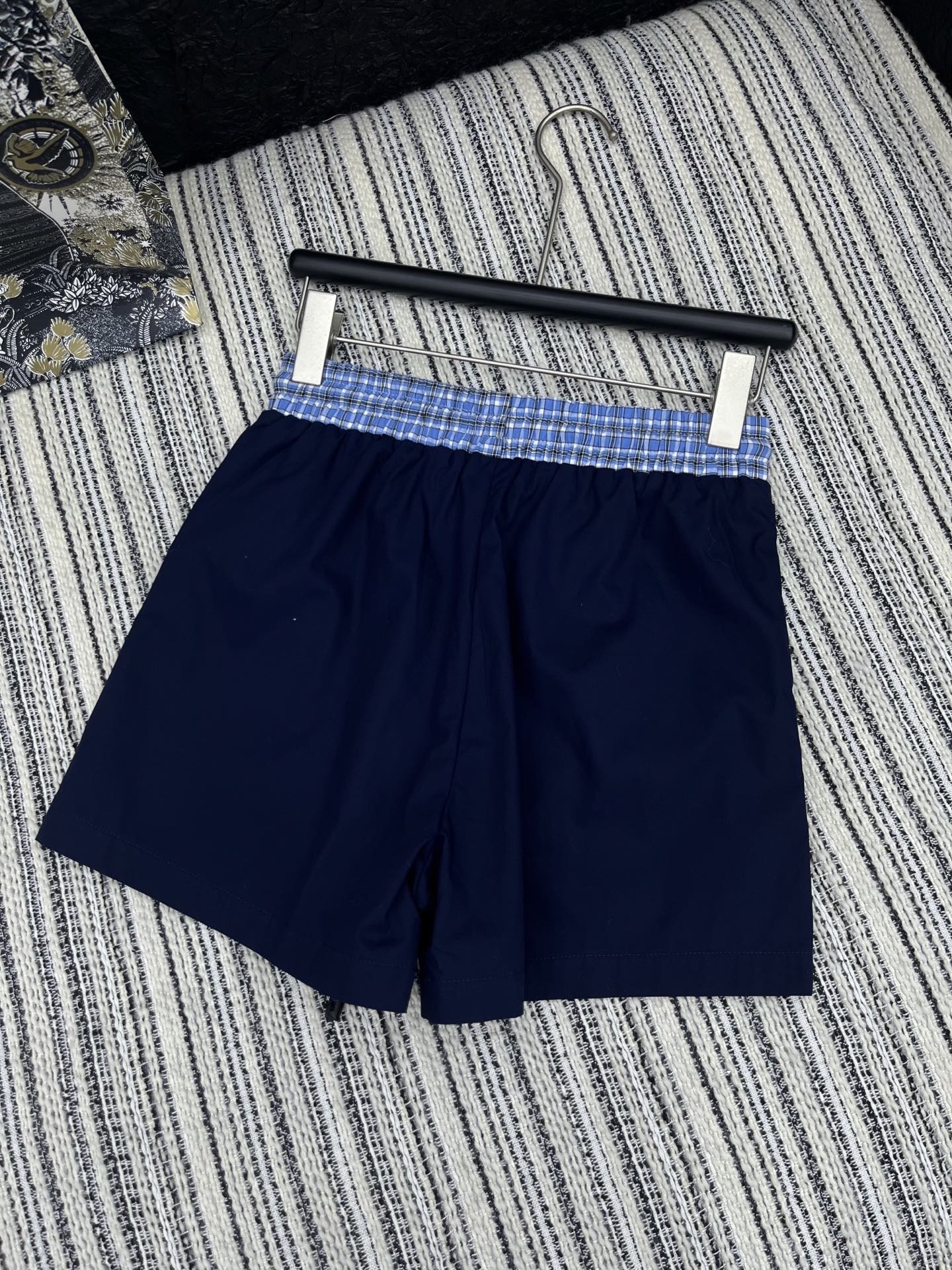 🛒𝐍𝐄𝐖 · 𝟐𝟎𝟐5/爆款现货

原单品质  Miu mi*｜25春夏新品撞色拼接衬衫短裤套装！
高端