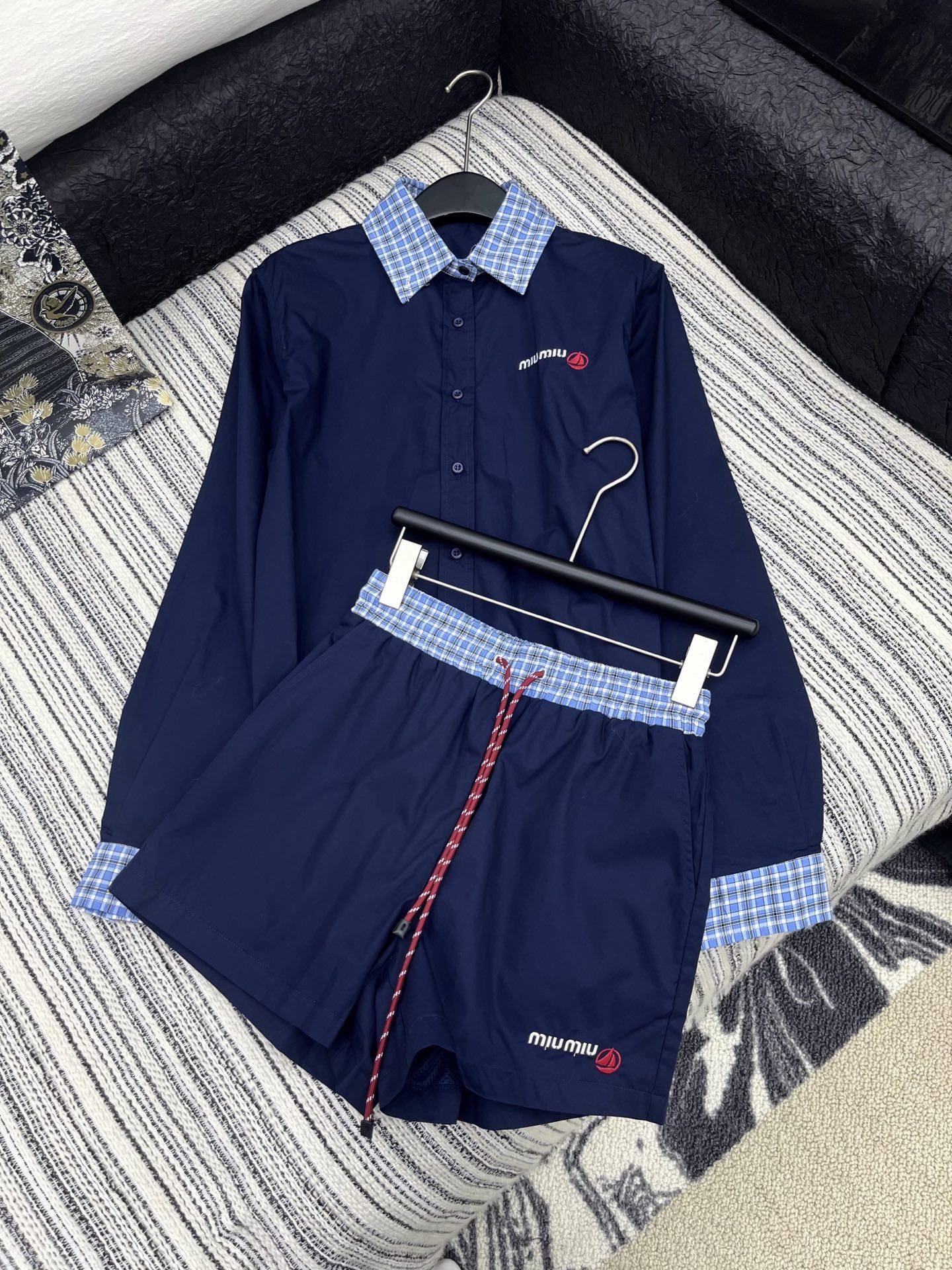 🛒𝐍𝐄𝐖 · 𝟐𝟎𝟐5/爆款现货

原单品质  Miu mi*｜25春夏新品撞色拼接衬衫短裤套装！
高端