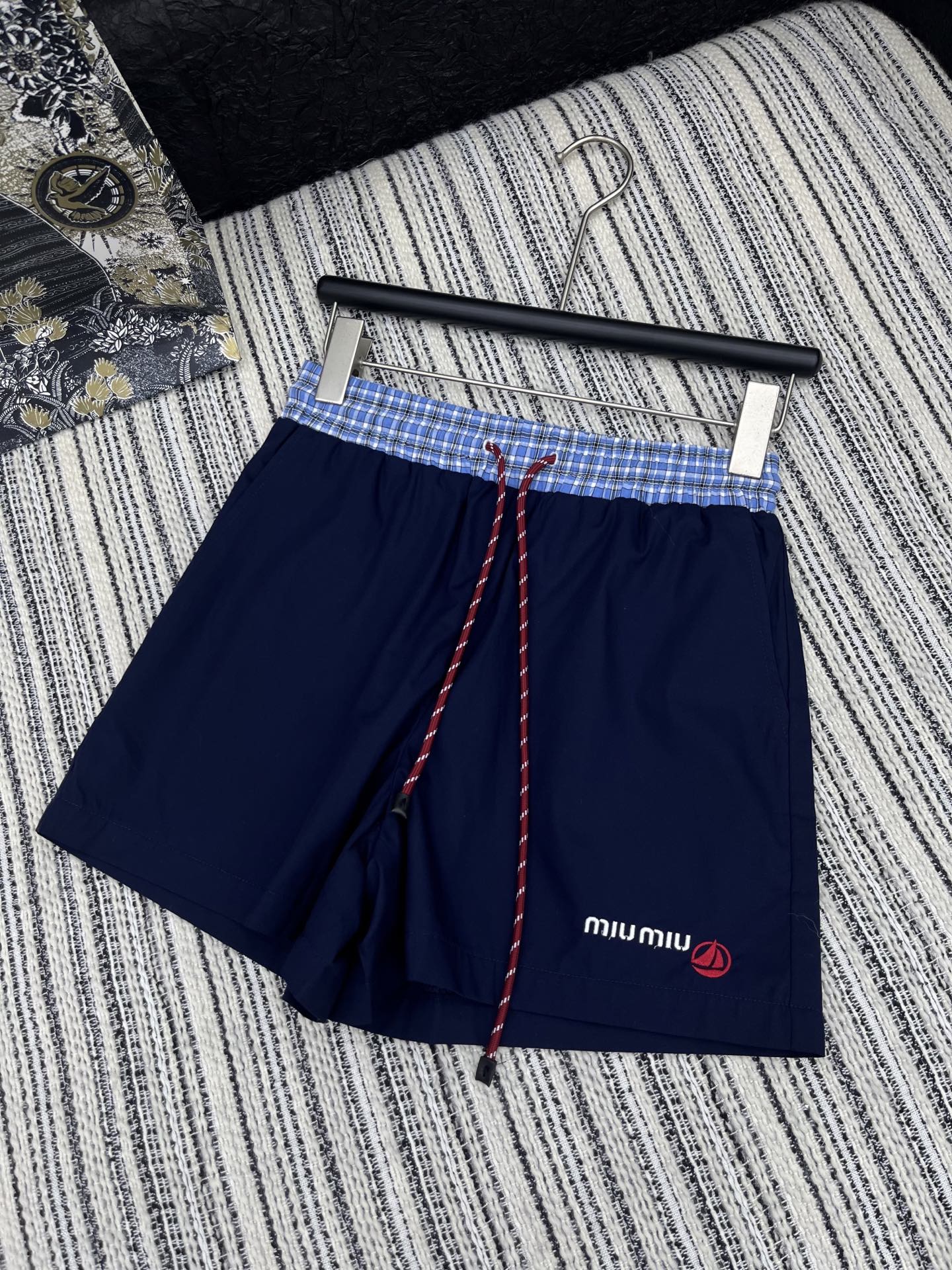 🛒𝐍𝐄𝐖 · 𝟐𝟎𝟐5/爆款现货

原单品质  Miu mi*｜25春夏新品撞色拼接衬衫短裤套装！
高端