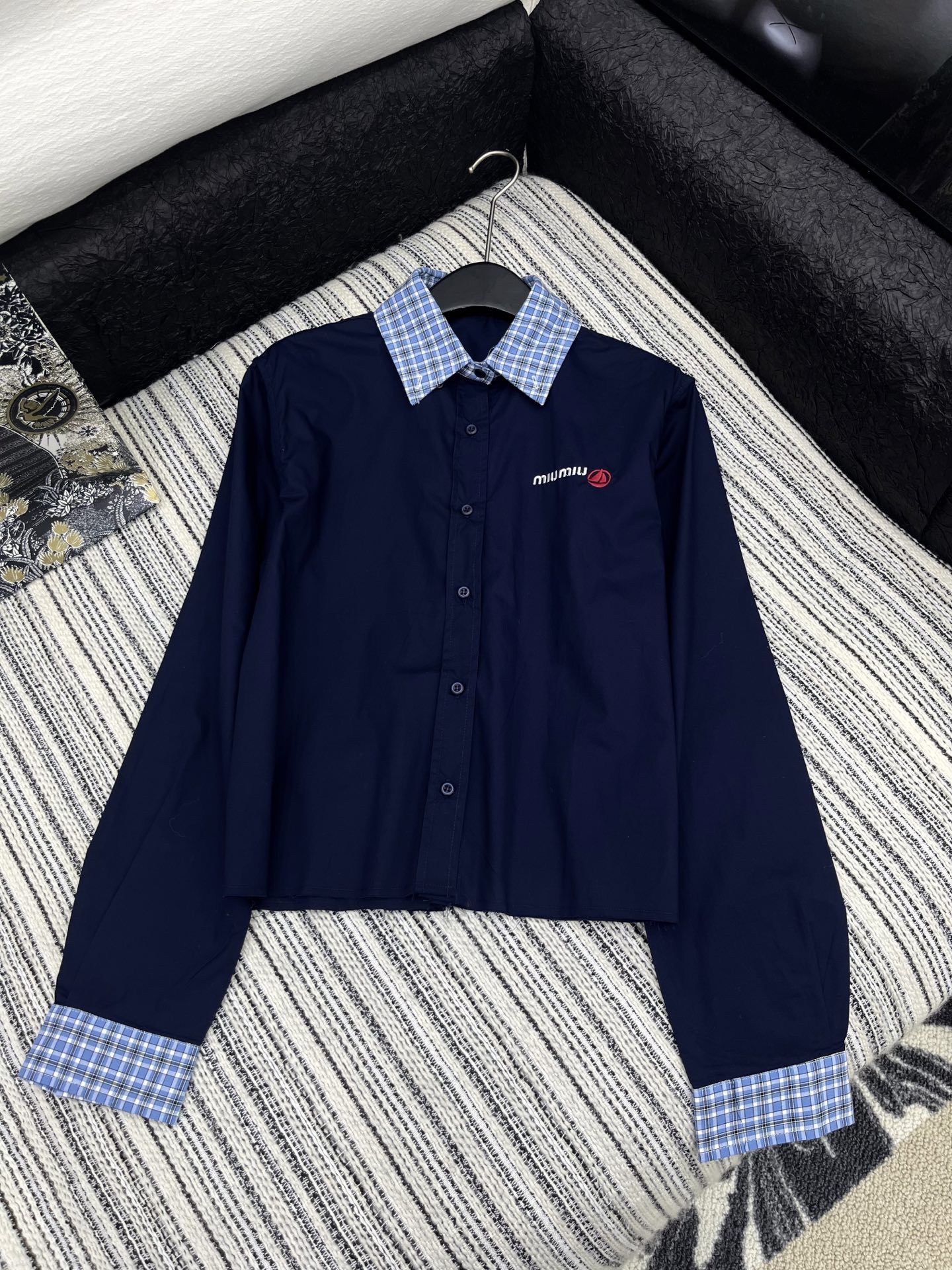🛒𝐍𝐄𝐖 · 𝟐𝟎𝟐5/爆款现货

原单品质  Miu mi*｜25春夏新品撞色拼接衬衫短裤套装！
高端