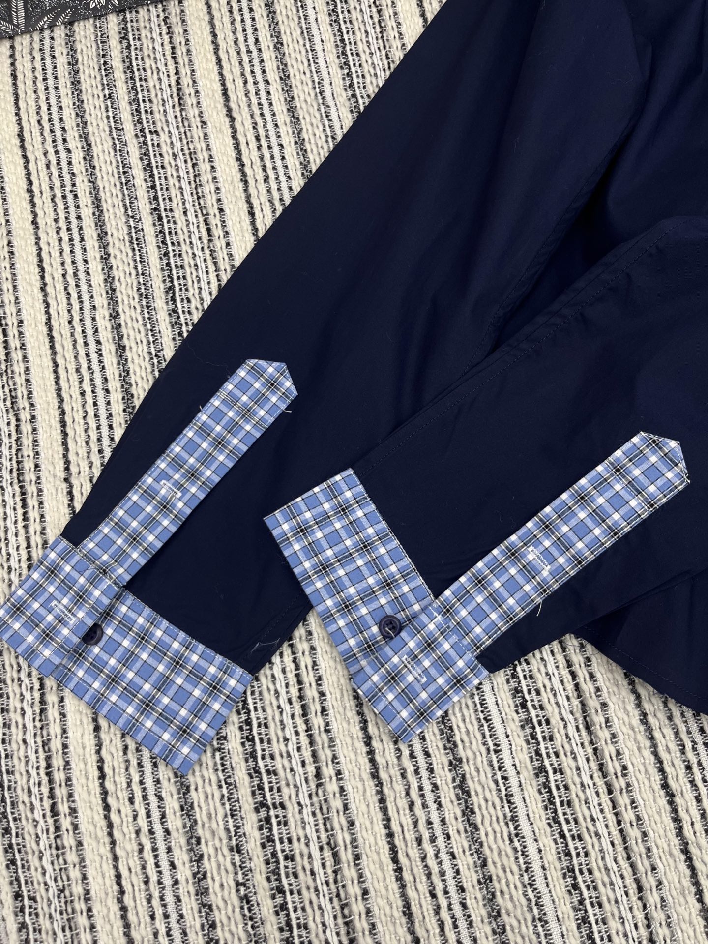 🛒𝐍𝐄𝐖 · 𝟐𝟎𝟐5/爆款现货

原单品质  Miu mi*｜25春夏新品撞色拼接衬衫短裤套装！
高端