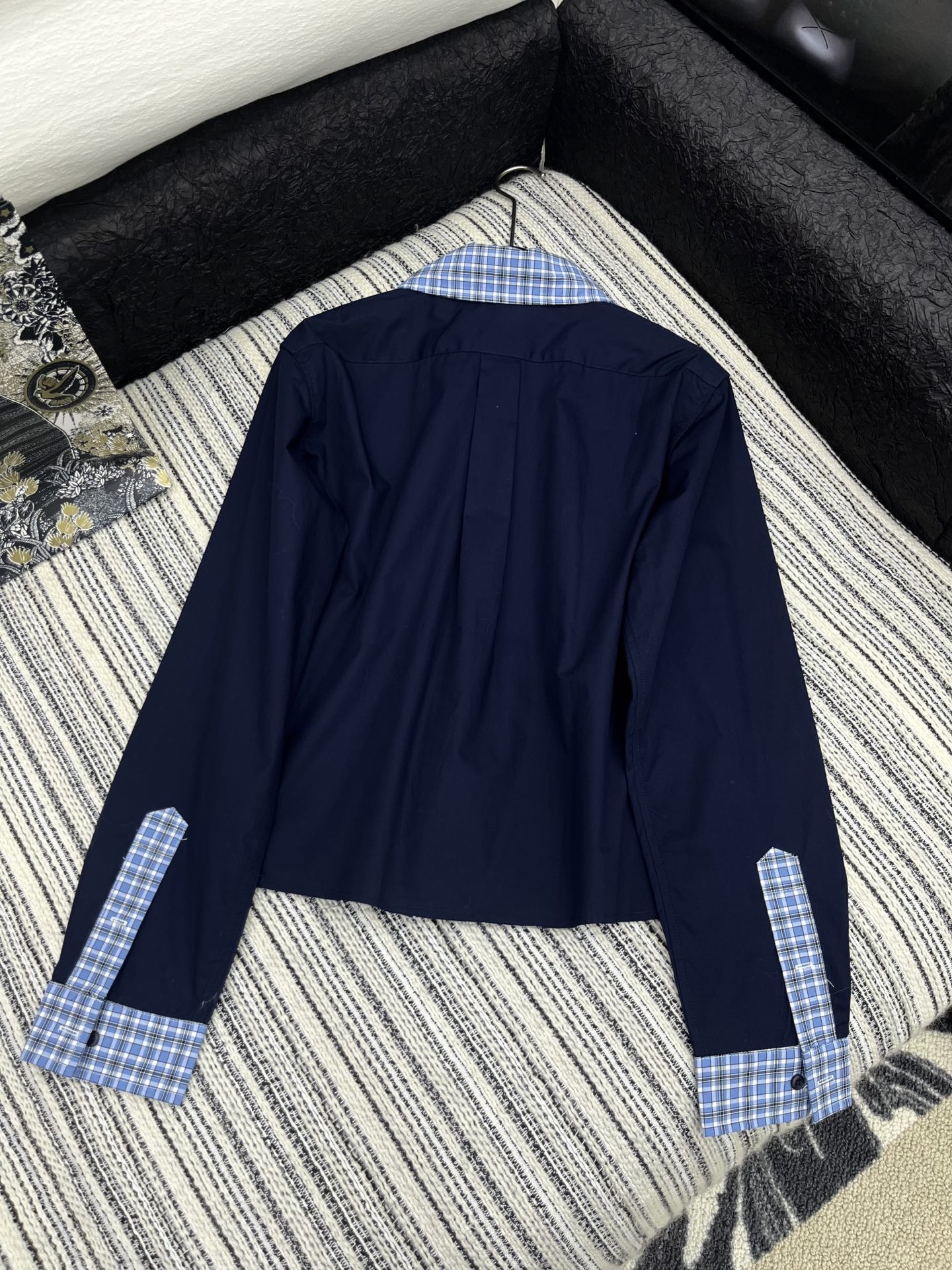 🛒𝐍𝐄𝐖 · 𝟐𝟎𝟐5/爆款现货

原单品质  Miu mi*｜25春夏新品撞色拼接衬衫短裤套装！
高端