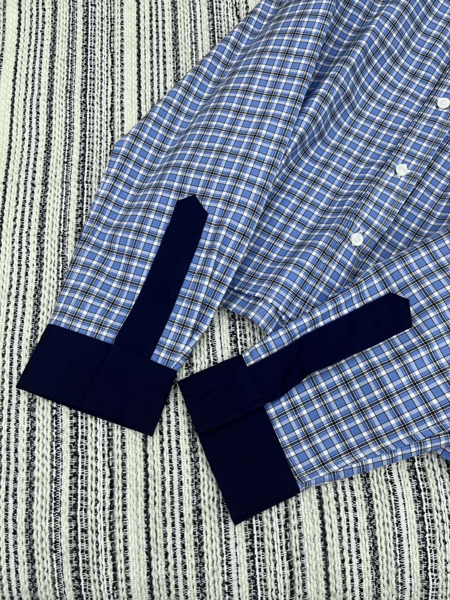🛒𝐍𝐄𝐖 · 𝟐𝟎𝟐5/爆款现货

原单品质  Miu mi*｜25春夏新品撞色拼接衬衫短裤套装！
高端
