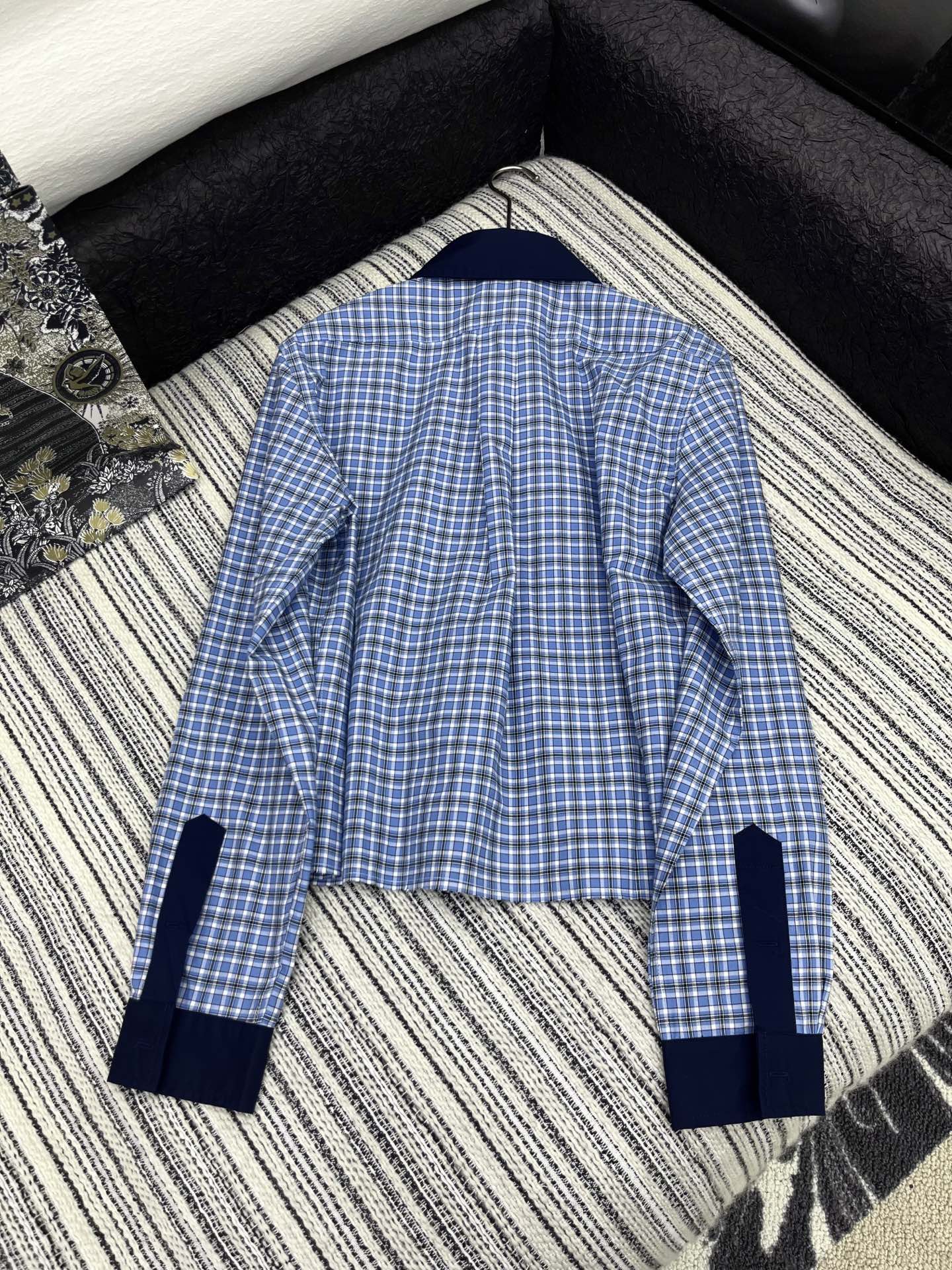 🛒𝐍𝐄𝐖 · 𝟐𝟎𝟐5/爆款现货

原单品质  Miu mi*｜25春夏新品撞色拼接衬衫短裤套装！
高端