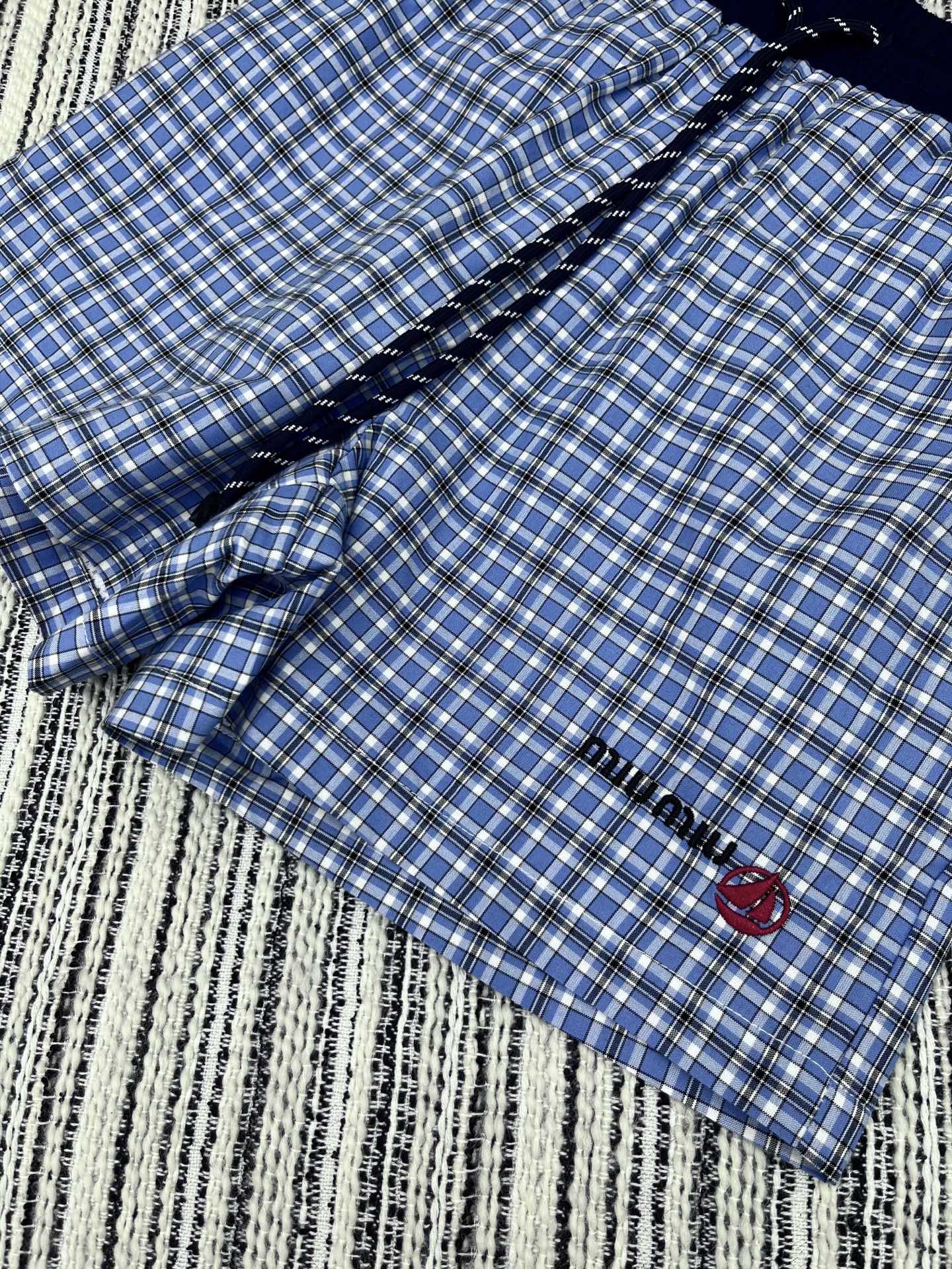 🛒𝐍𝐄𝐖 · 𝟐𝟎𝟐5/爆款现货

原单品质  Miu mi*｜25春夏新品撞色拼接衬衫短裤套装！
高端