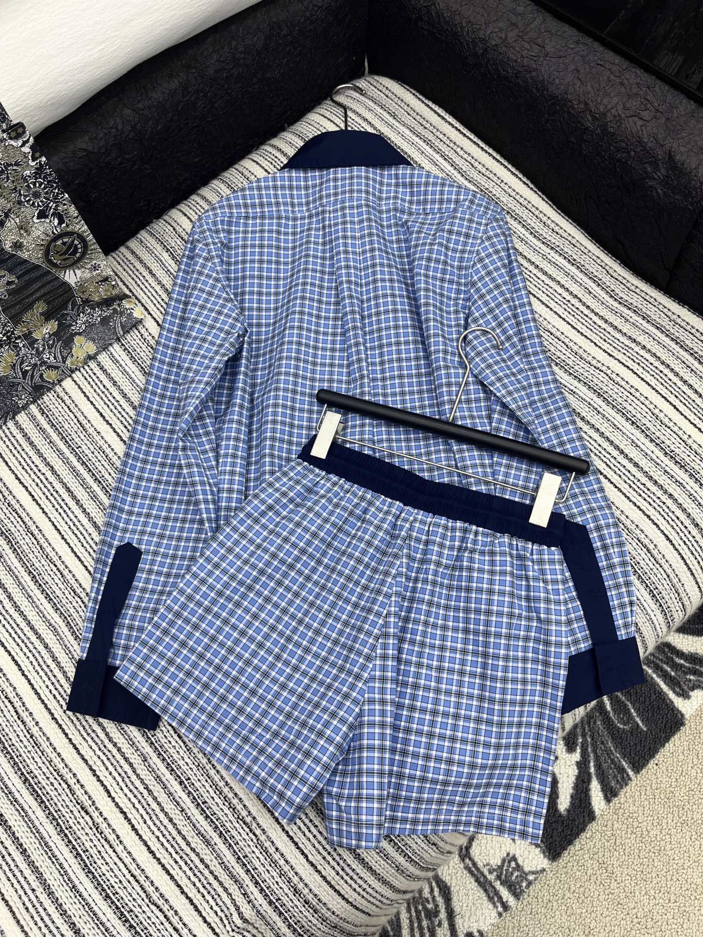 🛒𝐍𝐄𝐖 · 𝟐𝟎𝟐5/爆款现货

原单品质  Miu mi*｜25春夏新品撞色拼接衬衫短裤套装！
高端