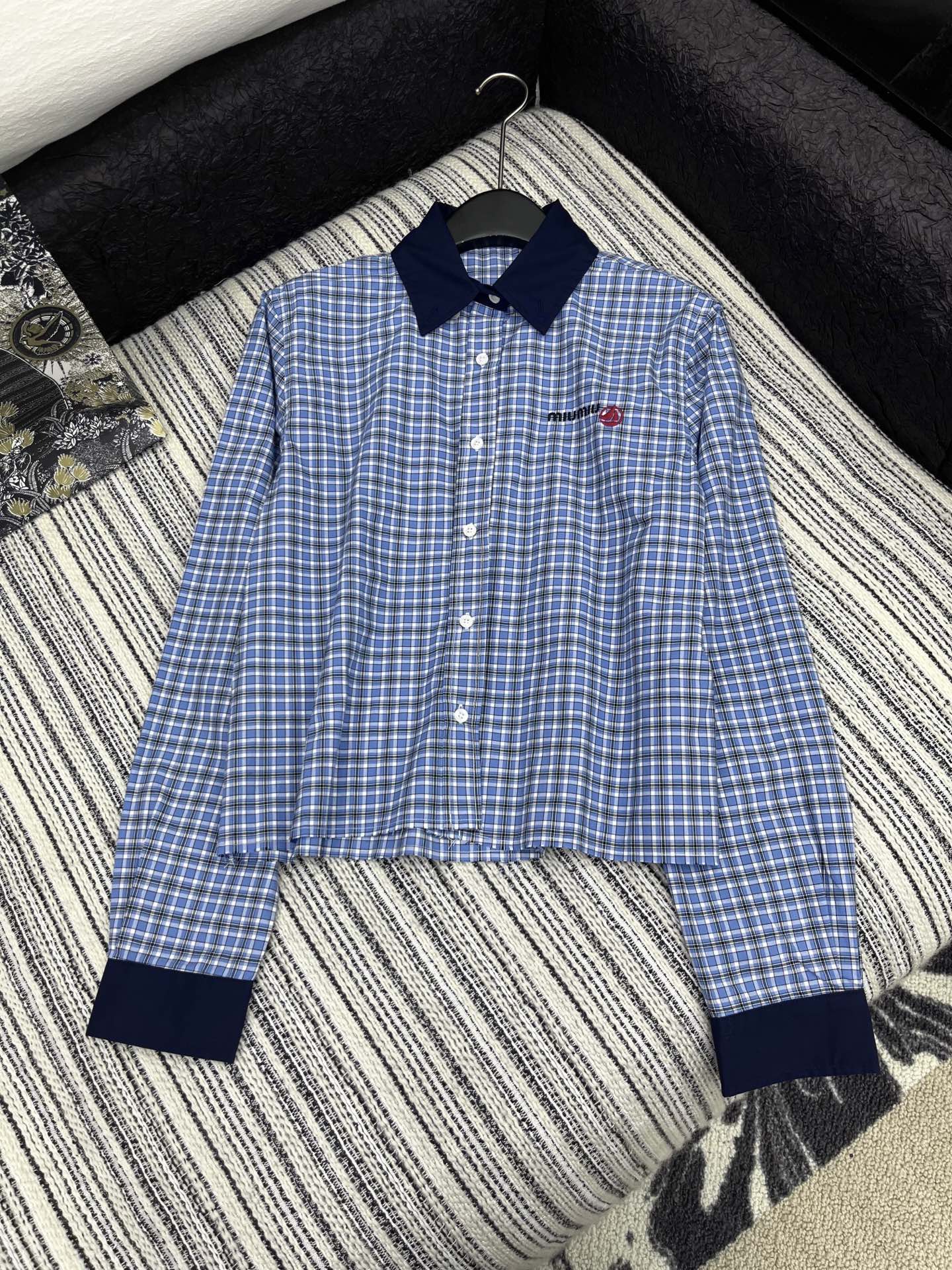 🛒𝐍𝐄𝐖 · 𝟐𝟎𝟐5/爆款现货

原单品质  Miu mi*｜25春夏新品撞色拼接衬衫短裤套装！
高端