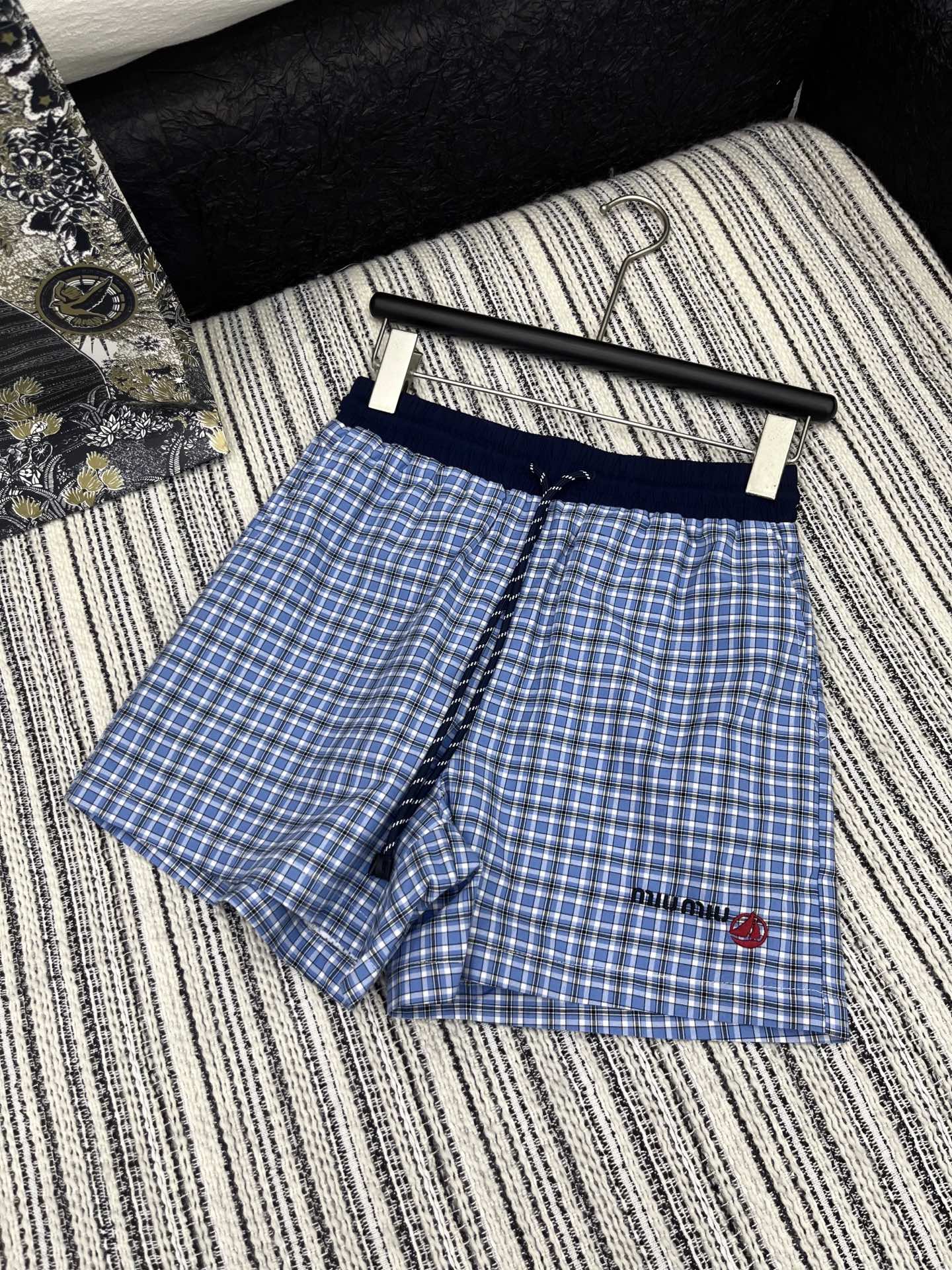🛒𝐍𝐄𝐖 · 𝟐𝟎𝟐5/爆款现货

原单品质  Miu mi*｜25春夏新品撞色拼接衬衫短裤套装！
高端