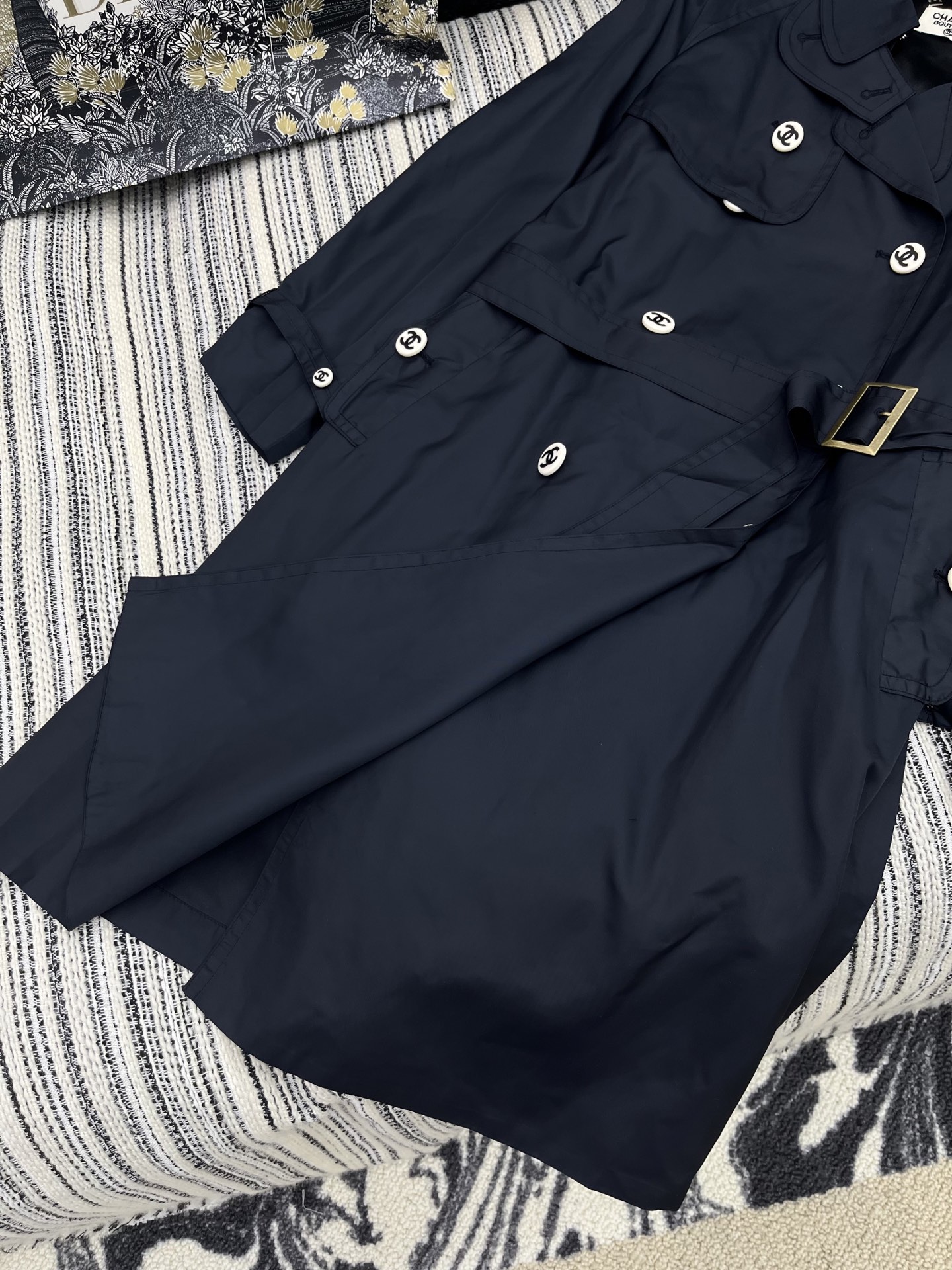 🛒𝐍𝐄𝐖 · 𝟐𝟎𝟐5/爆款现货

原单品质 Chan*｜2025新品翻领工装风长款风衣外套
定制进口材
