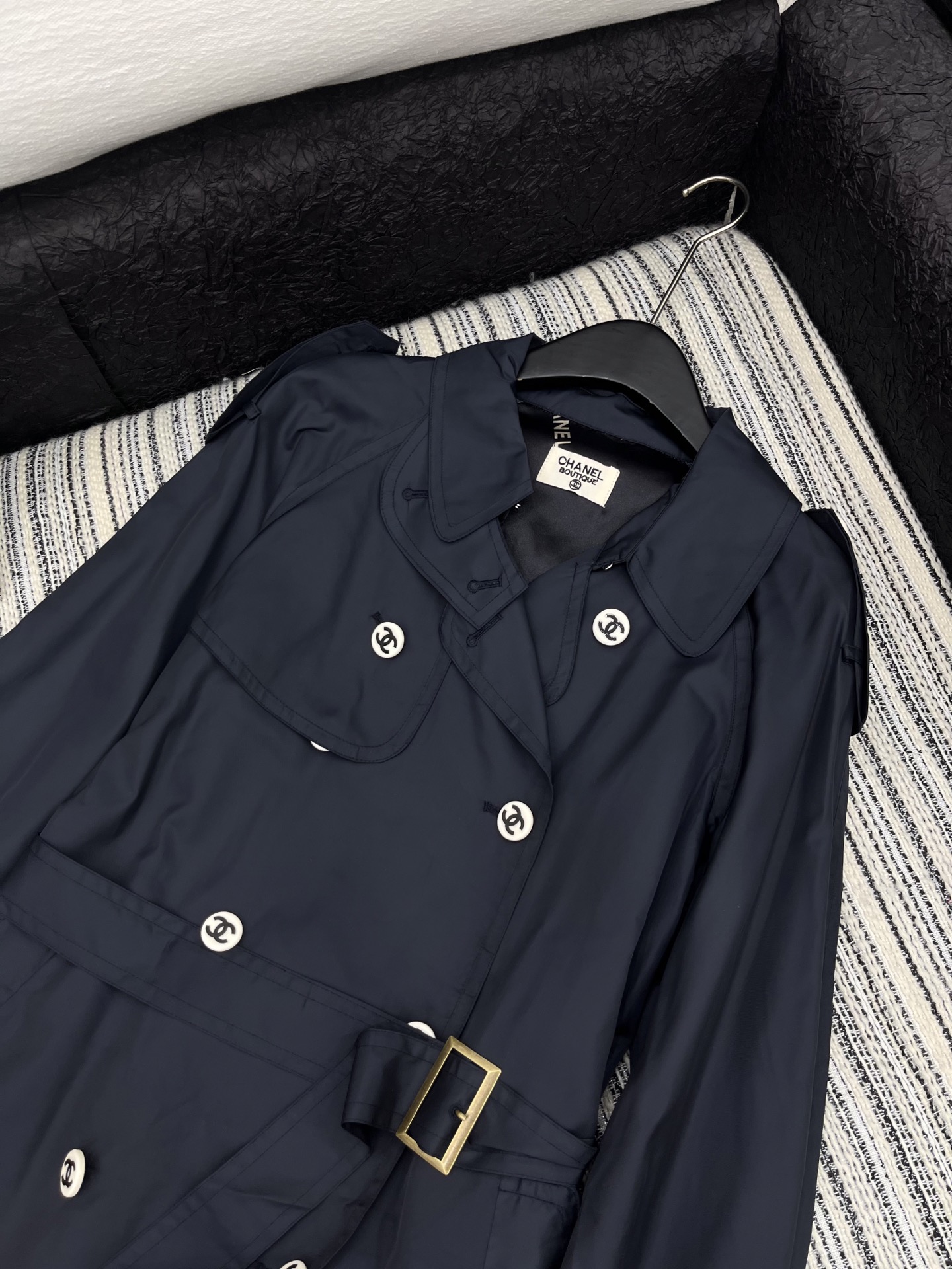 🛒𝐍𝐄𝐖 · 𝟐𝟎𝟐5/爆款现货

原单品质 Chan*｜2025新品翻领工装风长款风衣外套
定制进口材