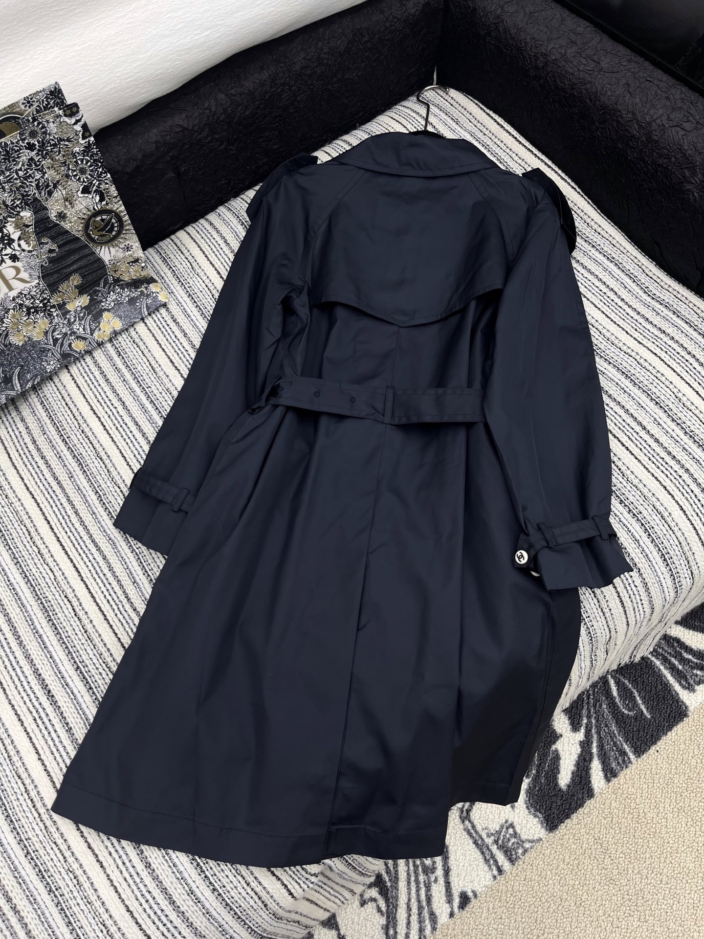 🛒𝐍𝐄𝐖 · 𝟐𝟎𝟐5/爆款现货

原单品质 Chan*｜2025新品翻领工装风长款风衣外套
定制进口材