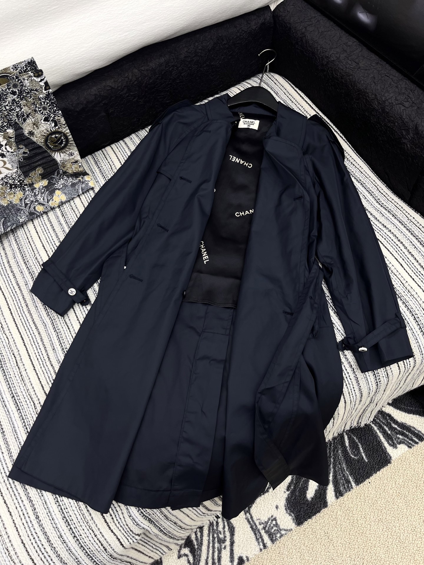 🛒𝐍𝐄𝐖 · 𝟐𝟎𝟐5/爆款现货

原单品质 Chan*｜2025新品翻领工装风长款风衣外套
定制进口材