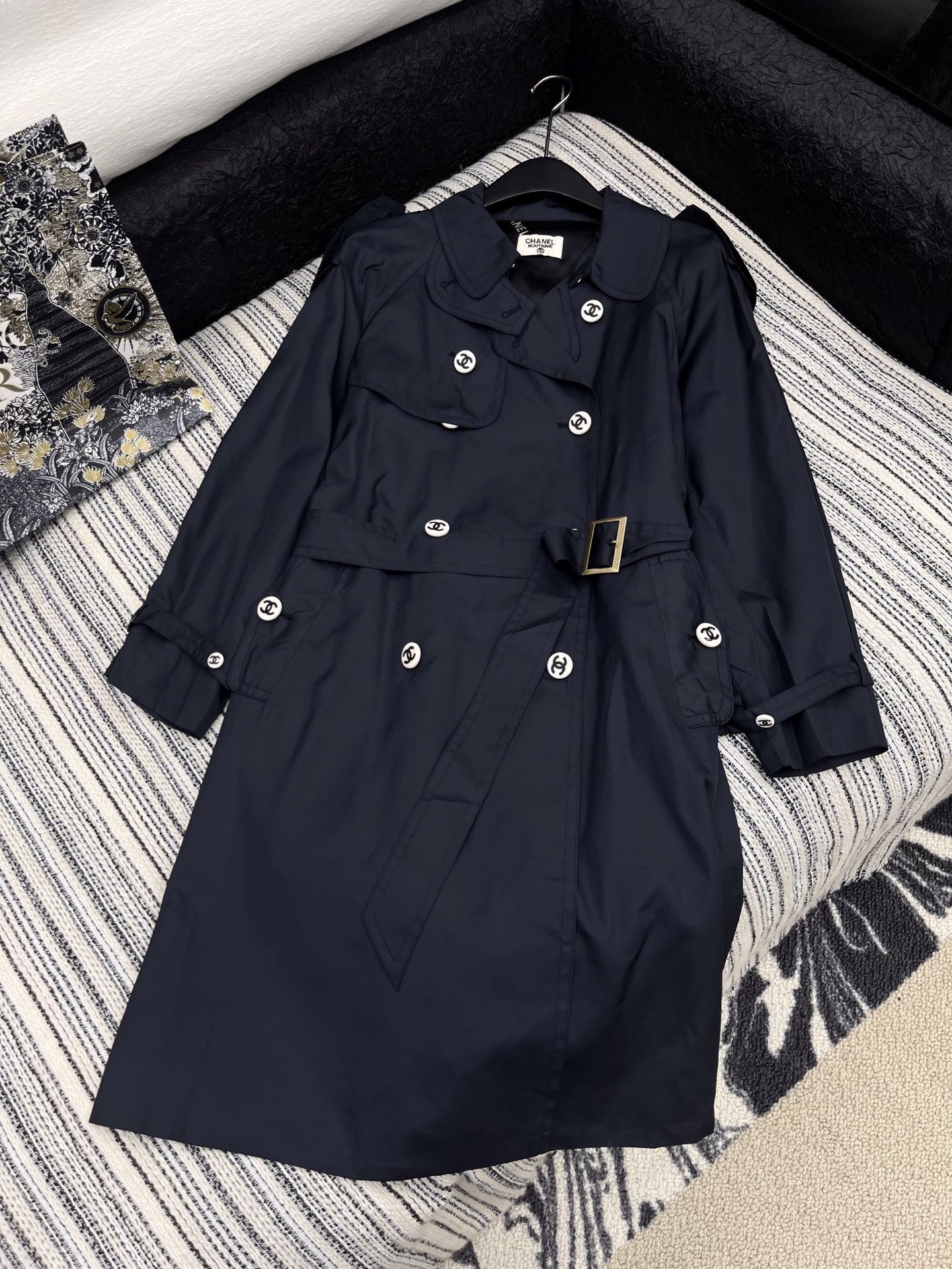 🛒𝐍𝐄𝐖 · 𝟐𝟎𝟐5/爆款现货

原单品质 Chan*｜2025新品翻领工装风长款风衣外套
定制进口材