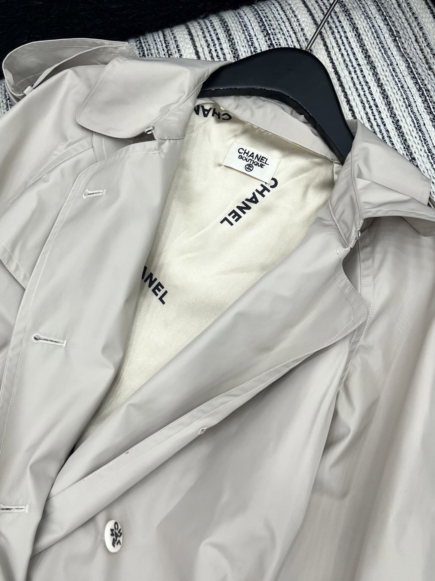 🛒𝐍𝐄𝐖 · 𝟐𝟎𝟐5/爆款现货

原单品质 Chan*｜2025新品翻领工装风长款风衣外套
定制进口材