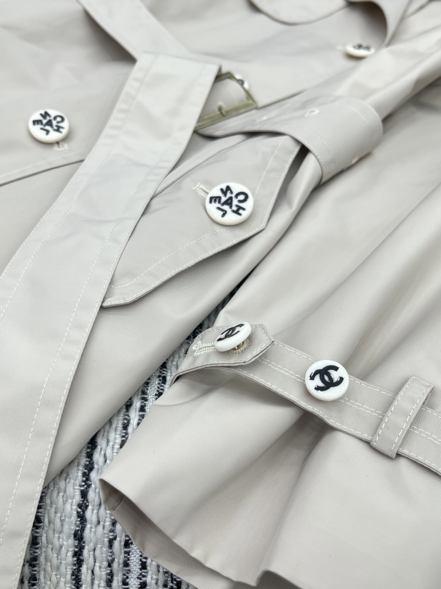 🛒𝐍𝐄𝐖 · 𝟐𝟎𝟐5/爆款现货

原单品质 Chan*｜2025新品翻领工装风长款风衣外套
定制进口材