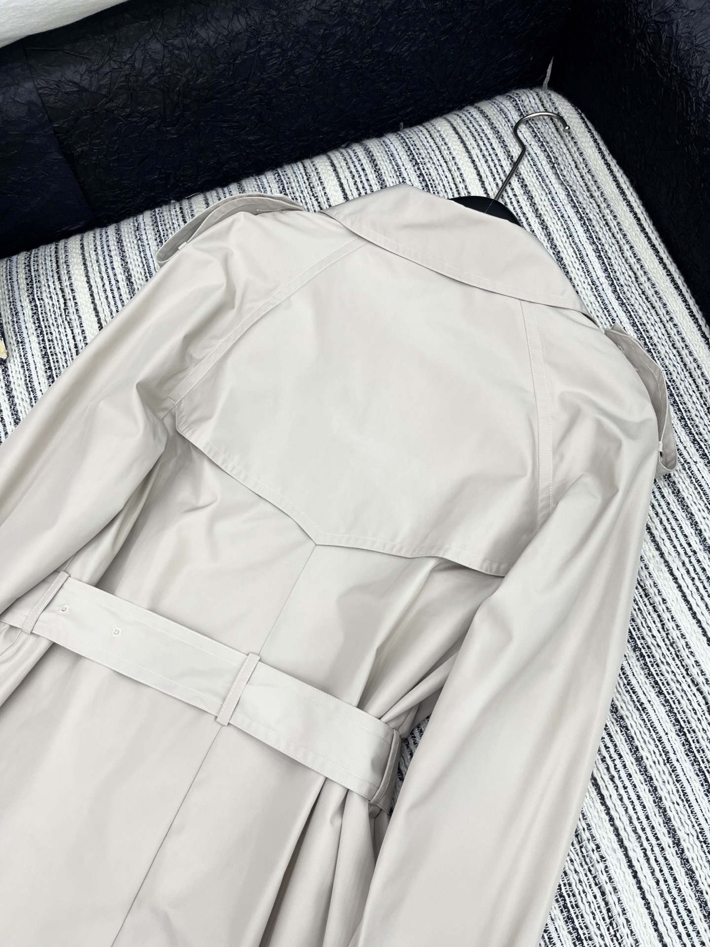 🛒𝐍𝐄𝐖 · 𝟐𝟎𝟐5/爆款现货

原单品质 Chan*｜2025新品翻领工装风长款风衣外套
定制进口材