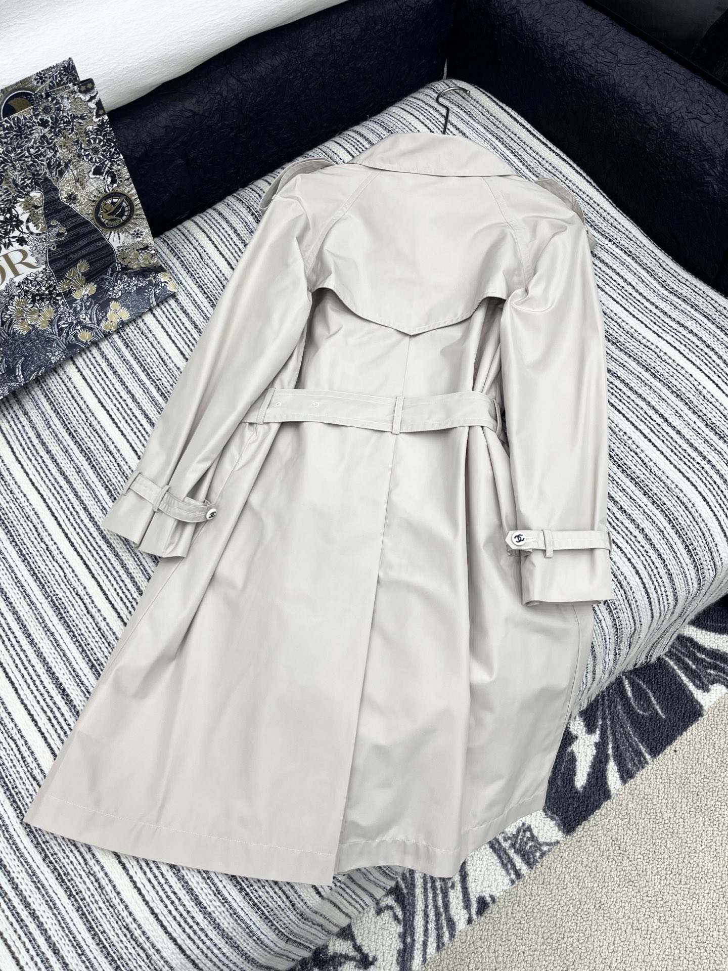 🛒𝐍𝐄𝐖 · 𝟐𝟎𝟐5/爆款现货

原单品质 Chan*｜2025新品翻领工装风长款风衣外套
定制进口材