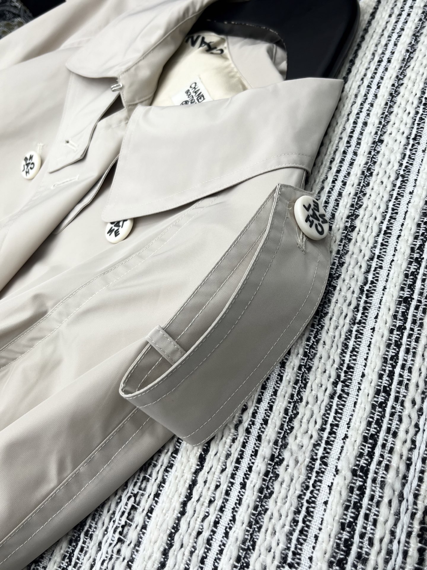 🛒𝐍𝐄𝐖 · 𝟐𝟎𝟐5/爆款现货

原单品质 Chan*｜2025新品翻领工装风长款风衣外套
定制进口材