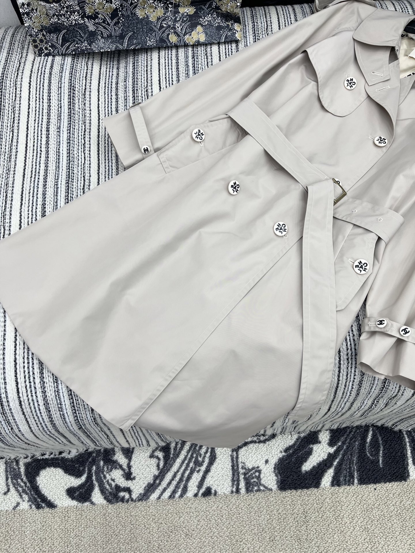 🛒𝐍𝐄𝐖 · 𝟐𝟎𝟐5/爆款现货

原单品质 Chan*｜2025新品翻领工装风长款风衣外套
定制进口材