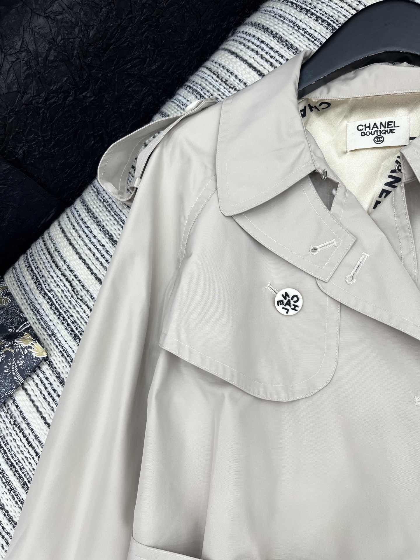 🛒𝐍𝐄𝐖 · 𝟐𝟎𝟐5/爆款现货

原单品质 Chan*｜2025新品翻领工装风长款风衣外套
定制进口材