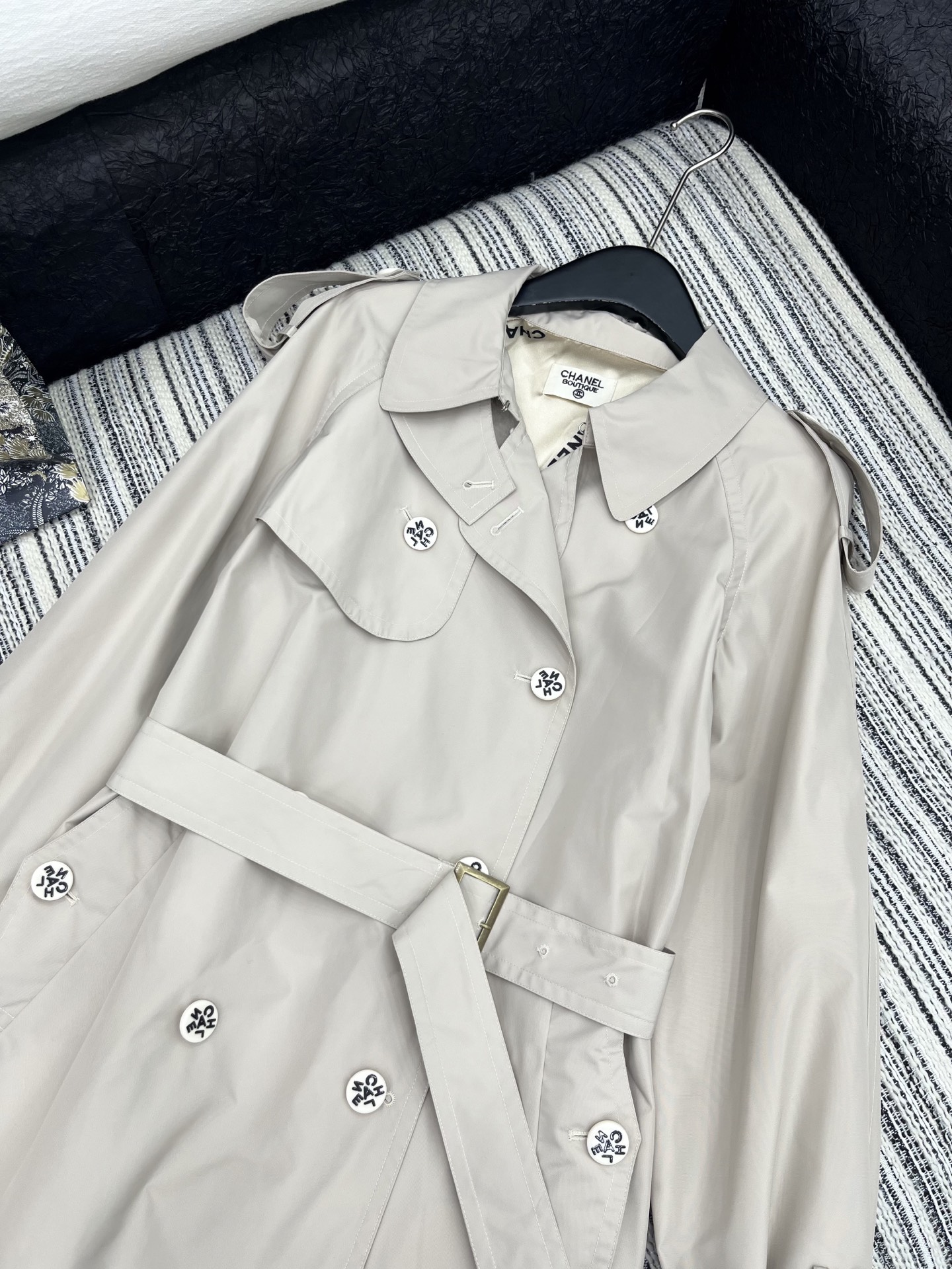 🛒𝐍𝐄𝐖 · 𝟐𝟎𝟐5/爆款现货

原单品质 Chan*｜2025新品翻领工装风长款风衣外套
定制进口材