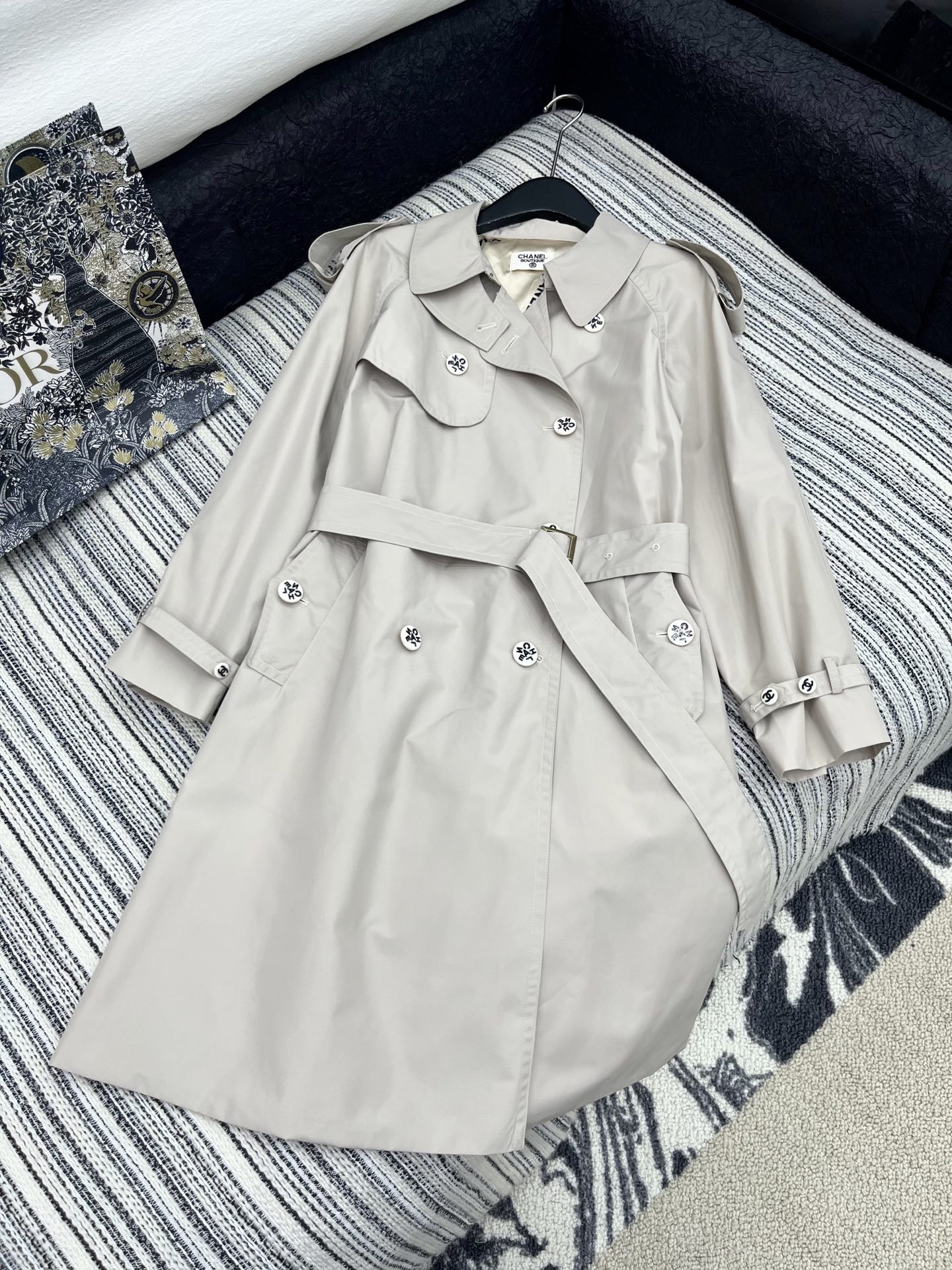 🛒𝐍𝐄𝐖 · 𝟐𝟎𝟐5/爆款现货

原单品质 Chan*｜2025新品翻领工装风长款风衣外套
定制进口材