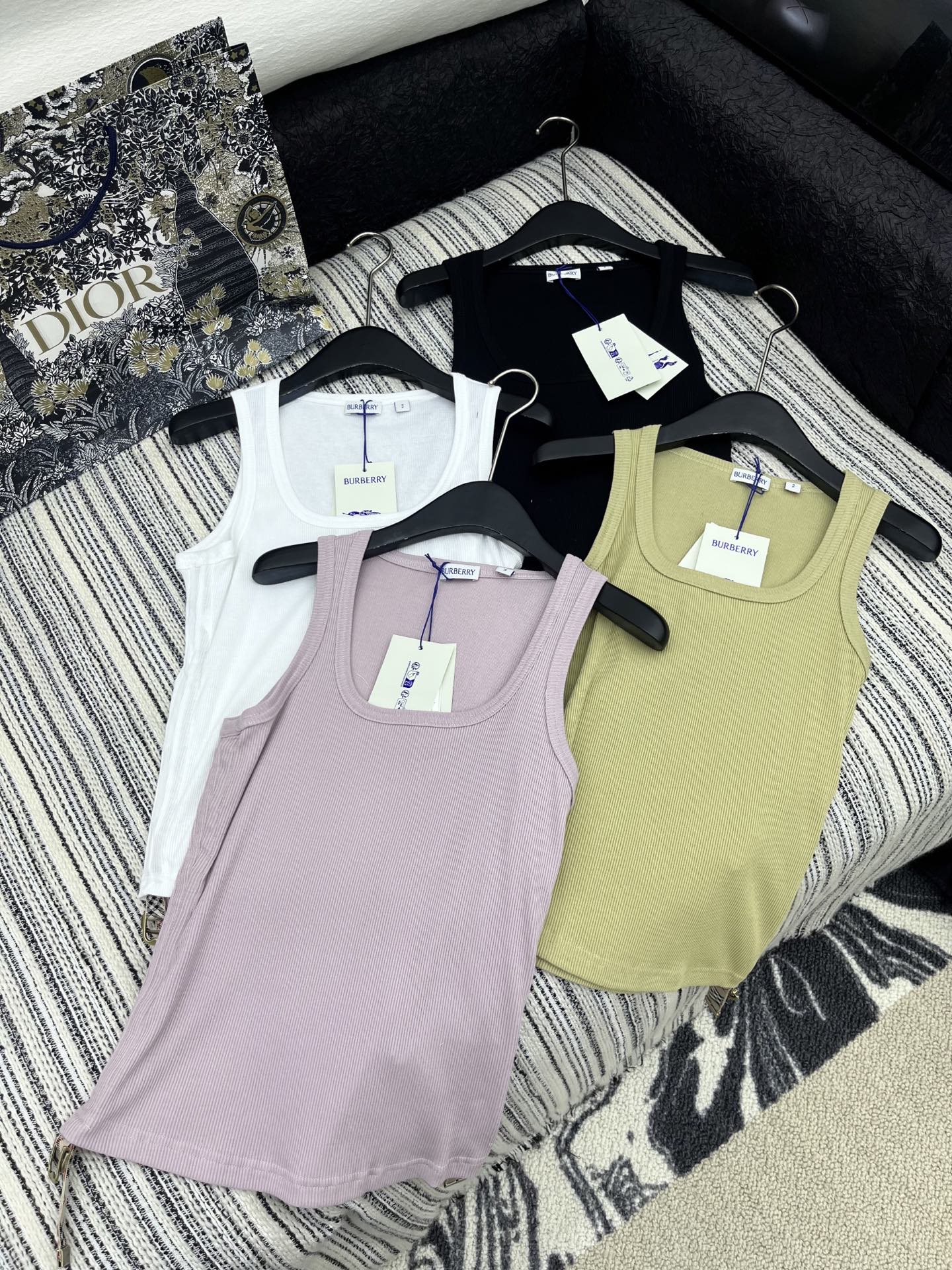 🛒𝐍𝐄𝐖 · 𝟐𝟎𝟐5/爆款现货

原单品质  Bur*｜2025新品侧抽绳背心
高订面料 定制YB全棉