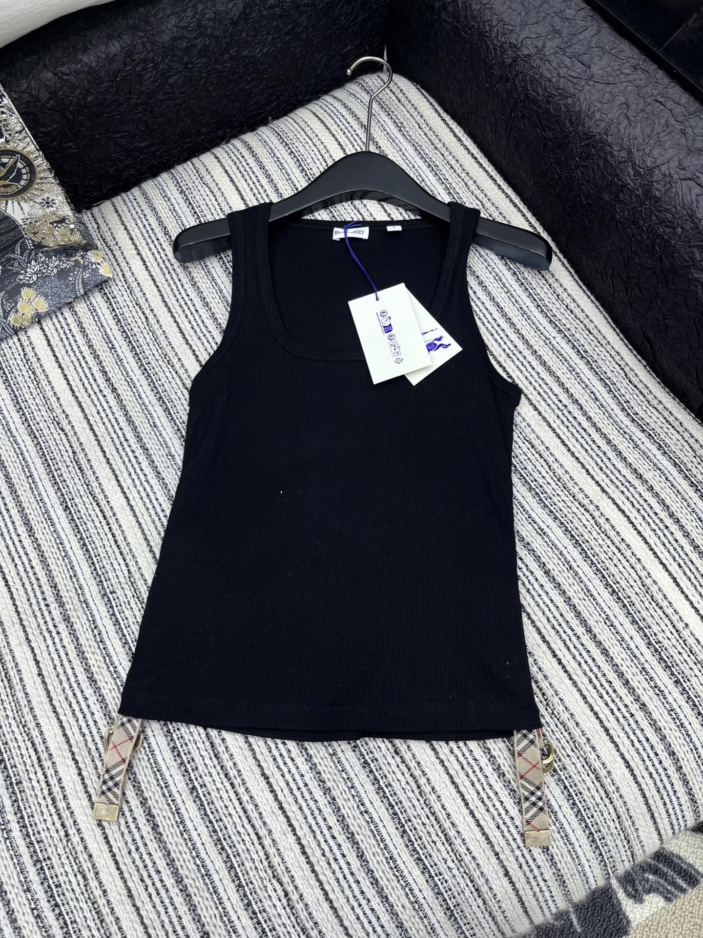 🛒𝐍𝐄𝐖 · 𝟐𝟎𝟐5/爆款现货

原单品质  Bur*｜2025新品侧抽绳背心
高订面料 定制YB全棉