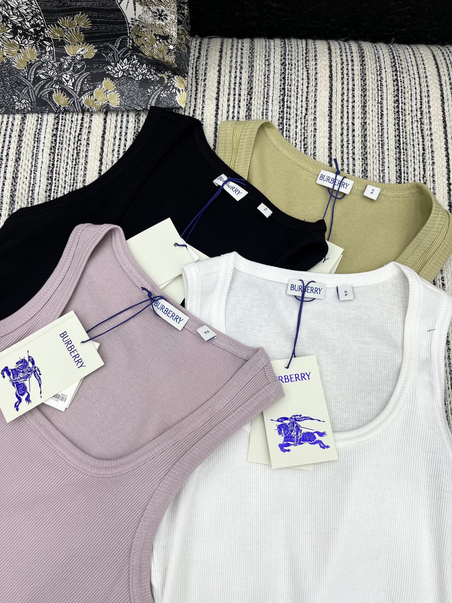 🛒𝐍𝐄𝐖 · 𝟐𝟎𝟐5/爆款现货

原单品质  Bur*｜2025新品侧抽绳背心
高订面料 定制YB全棉