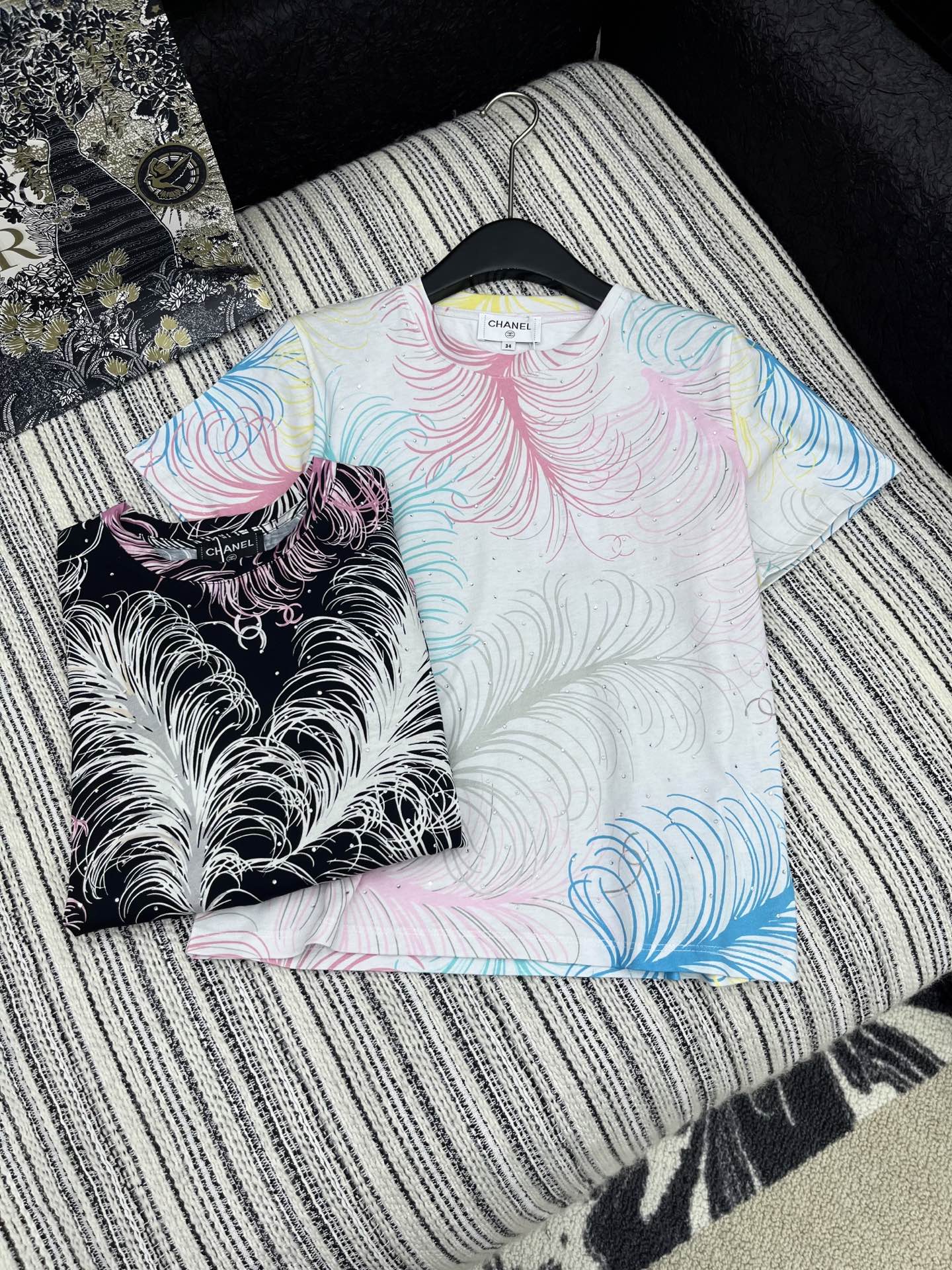 🛒𝐍𝐄𝐖 · 𝟐𝟎𝟐5/爆款现货

原单品质  Chane*｜2025新品𝑇𝑒𝑒
饰以高品质羽毛印花 烫