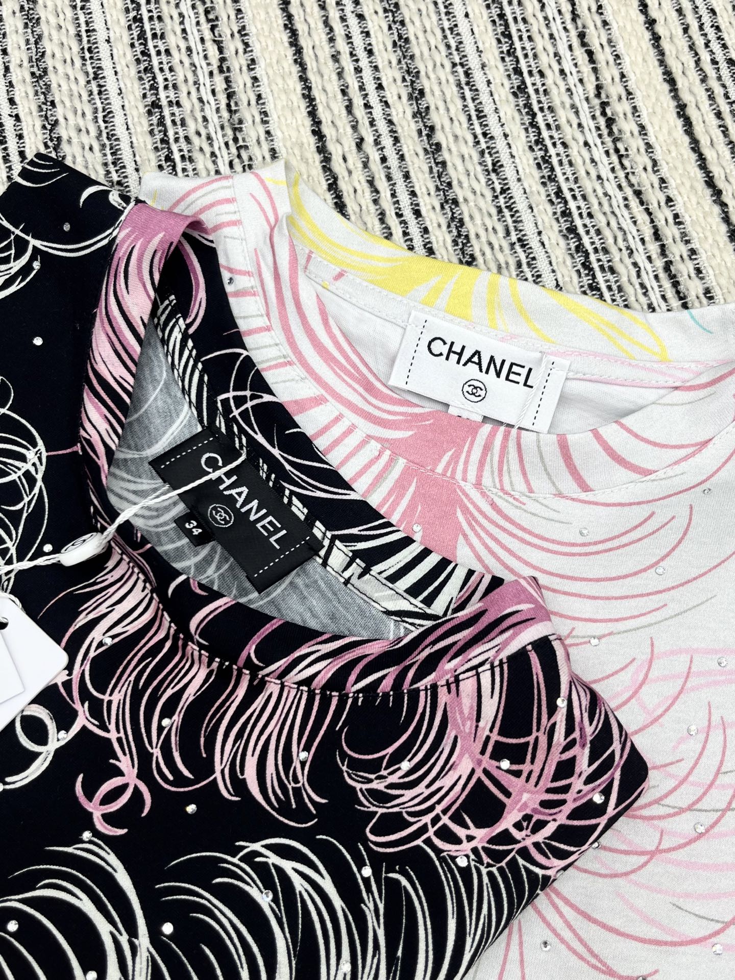 🛒𝐍𝐄𝐖 · 𝟐𝟎𝟐5/爆款现货

原单品质  Chane*｜2025新品𝑇𝑒𝑒
饰以高品质羽毛印花 烫