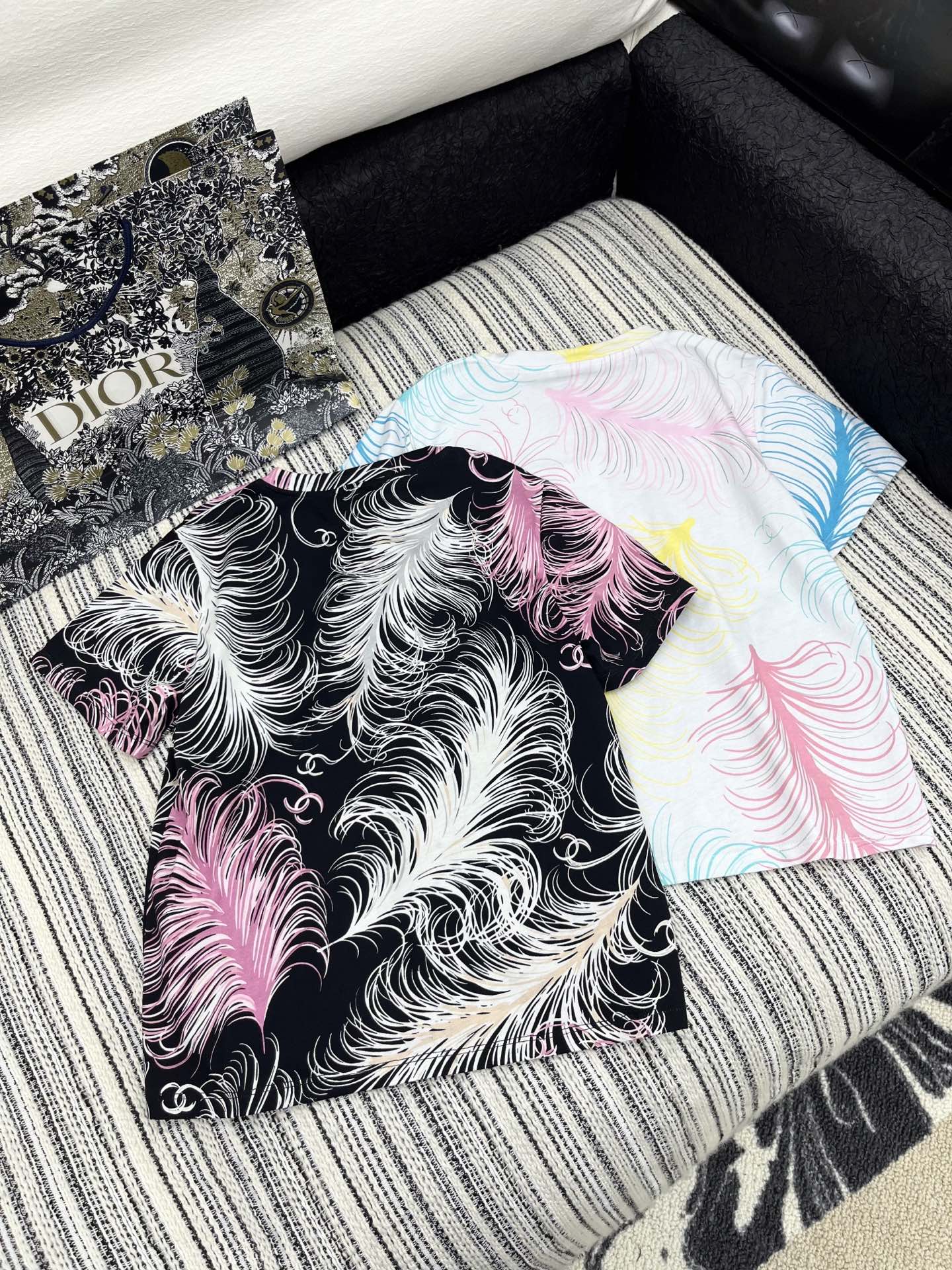 🛒𝐍𝐄𝐖 · 𝟐𝟎𝟐5/爆款现货

原单品质  Chane*｜2025新品𝑇𝑒𝑒
饰以高品质羽毛印花 烫