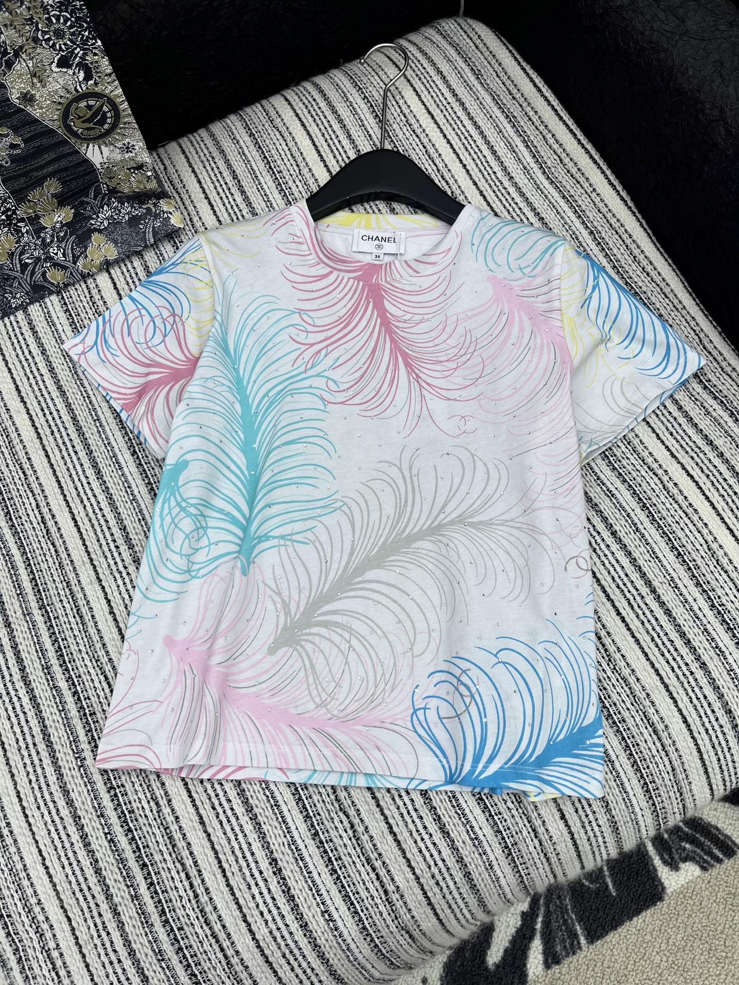 🛒𝐍𝐄𝐖 · 𝟐𝟎𝟐5/爆款现货

原单品质  Chane*｜2025新品𝑇𝑒𝑒
饰以高品质羽毛印花 烫
