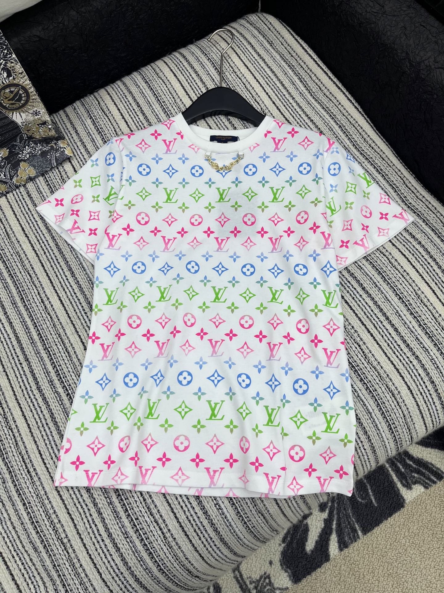 🛒𝐍𝐄𝐖 · 𝟐𝟎𝟐5/爆款现货

原单品质  LV*｜2025新品印花𝑇𝑒𝑒
饰以高品质工艺 精致 清