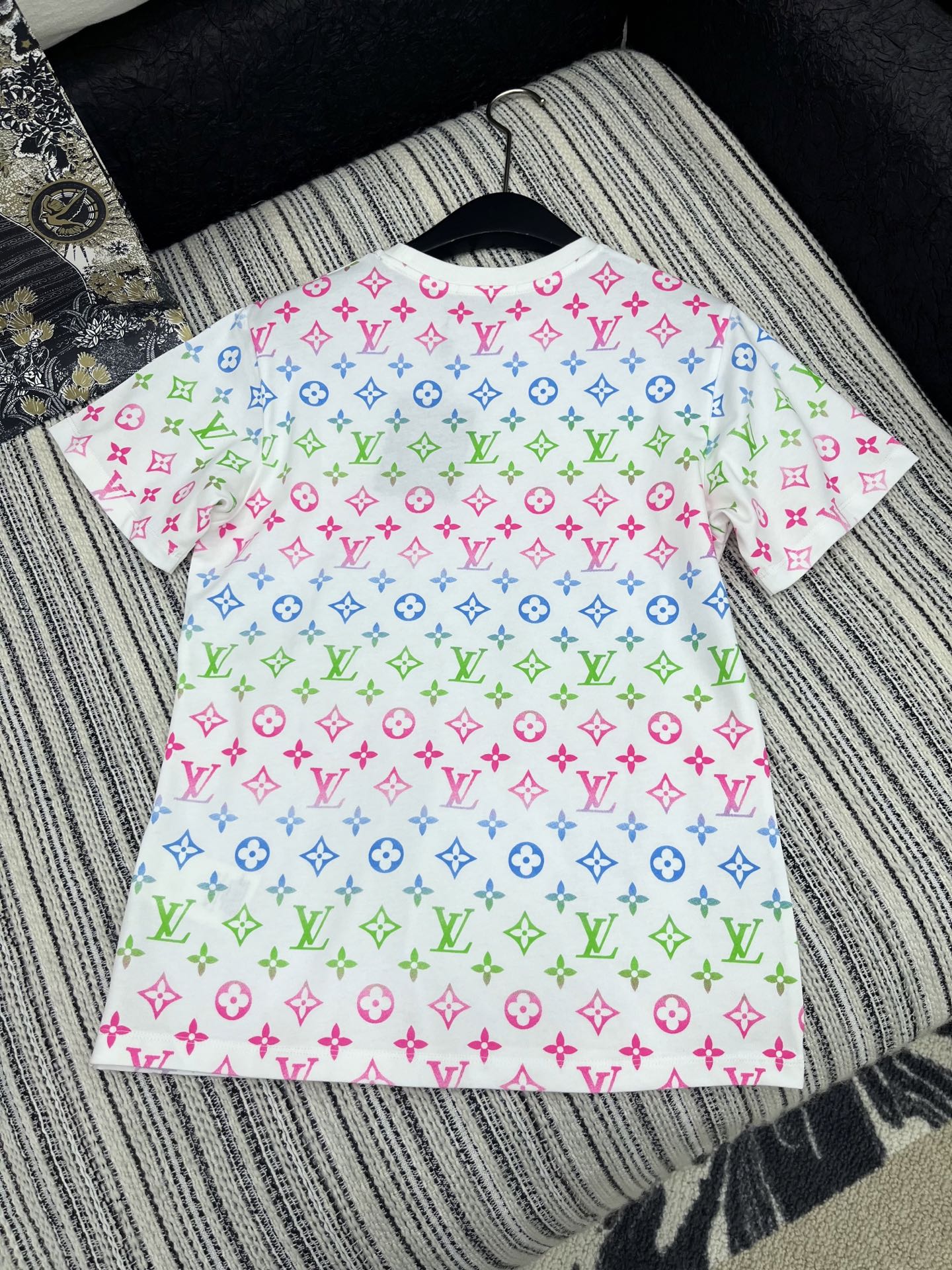 🛒𝐍𝐄𝐖 · 𝟐𝟎𝟐5/爆款现货

原单品质  LV*｜2025新品印花𝑇𝑒𝑒
饰以高品质工艺 精致 清