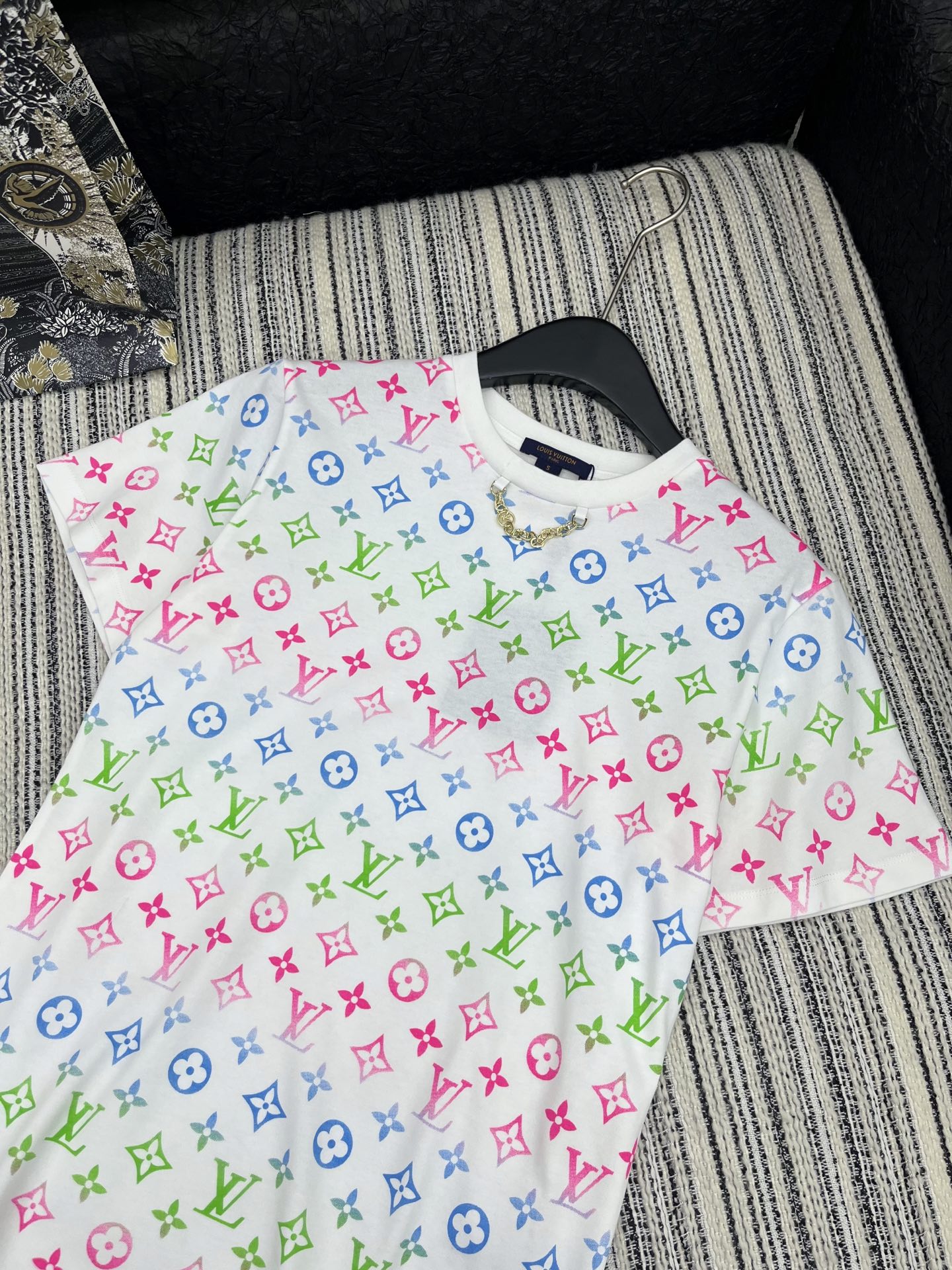 🛒𝐍𝐄𝐖 · 𝟐𝟎𝟐5/爆款现货

原单品质  LV*｜2025新品印花𝑇𝑒𝑒
饰以高品质工艺 精致 清