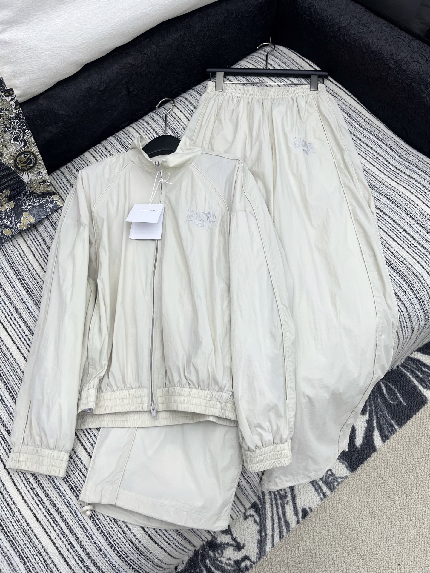 🛒𝐍𝐄𝐖 · 𝟐𝟎𝟐5/爆款现货

原单品质  Alex*｜2025新品系列款
定制YB材质 舒适好穿 