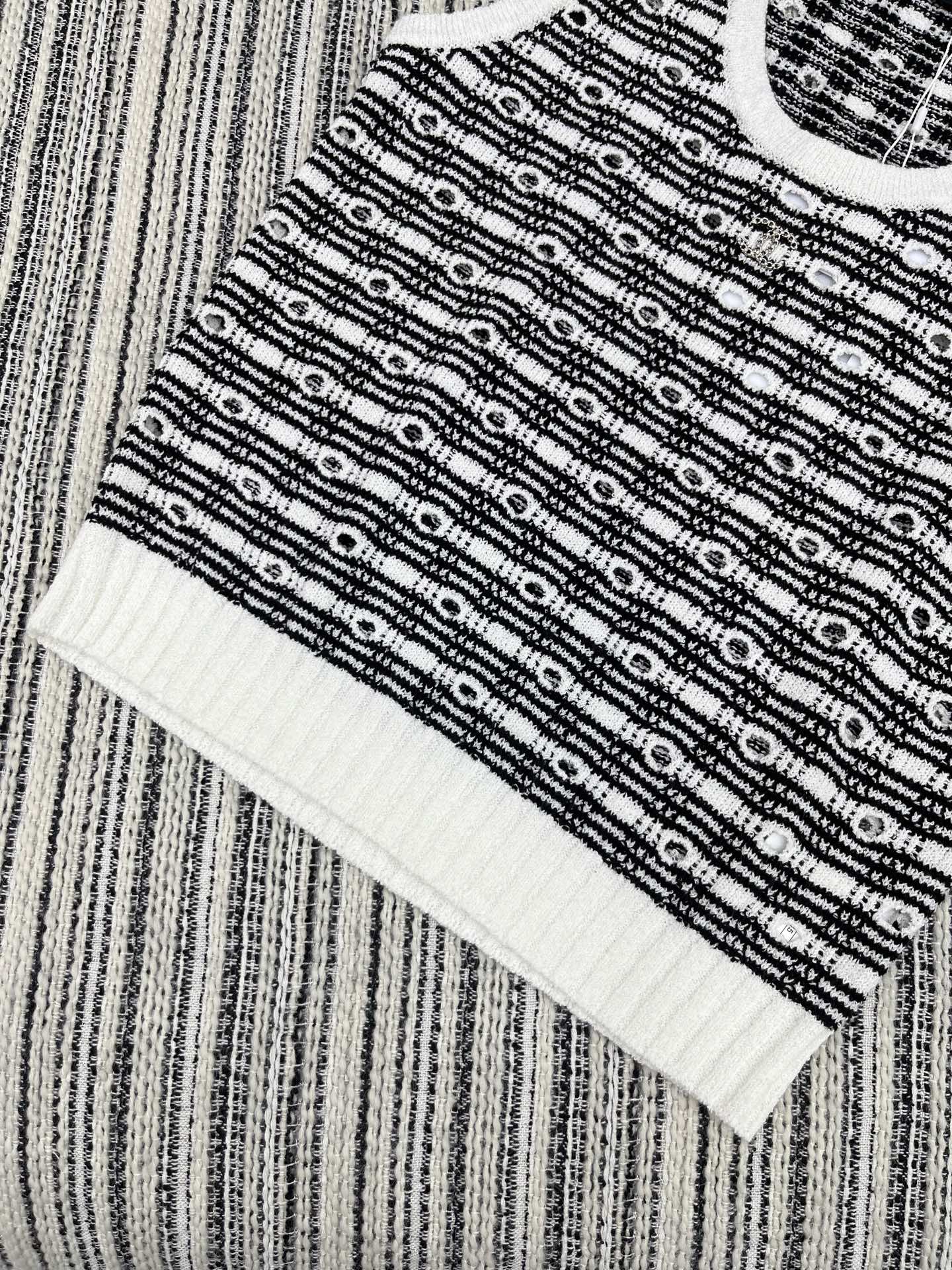 🛒𝐍𝐄𝐖 · 𝟐𝟎𝟐5/爆款现货

原单品质 Chane*｜25早春新品针织背心
黑白配色颜色正  精致