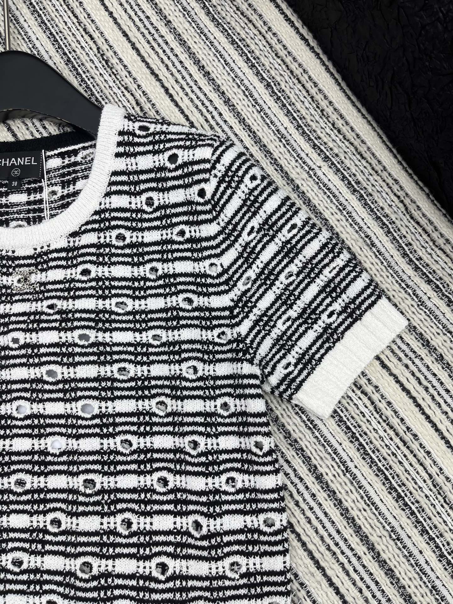 🛒𝐍𝐄𝐖 · 𝟐𝟎𝟐5/爆款现货

原单品质 Chane*｜25早春新品针织短袖
黑白配色颜色正  精致