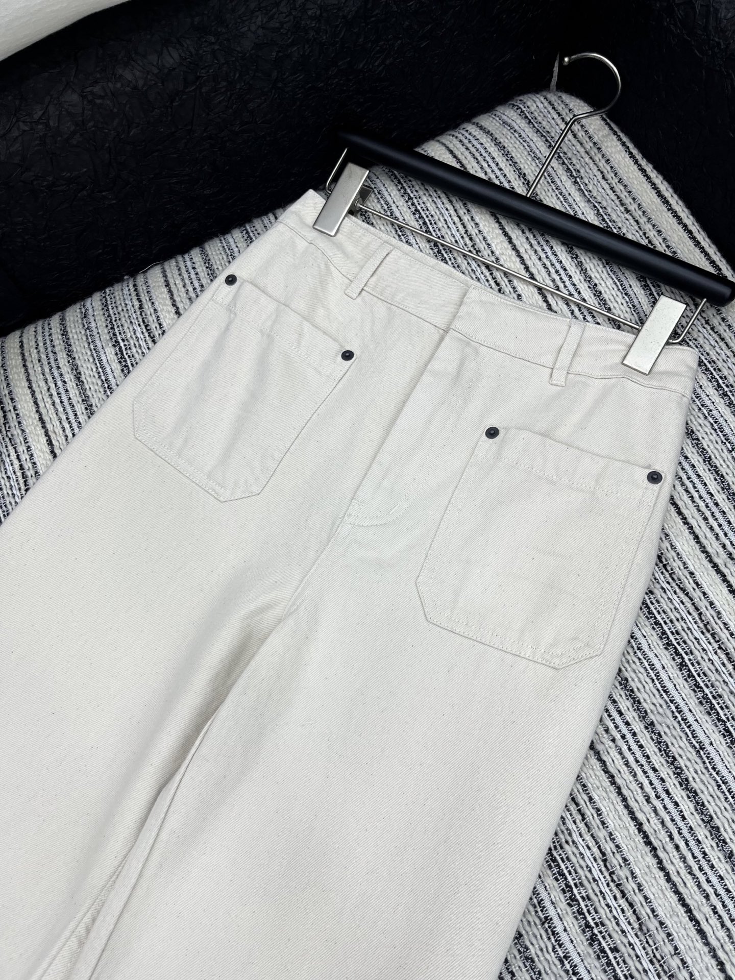 🛒𝐍𝐄𝐖 · 𝟐𝟎𝟐5/爆款现货

【原版定制】  Dio*｜反面提花双口袋牛仔裤
采用高端定制面料，牛