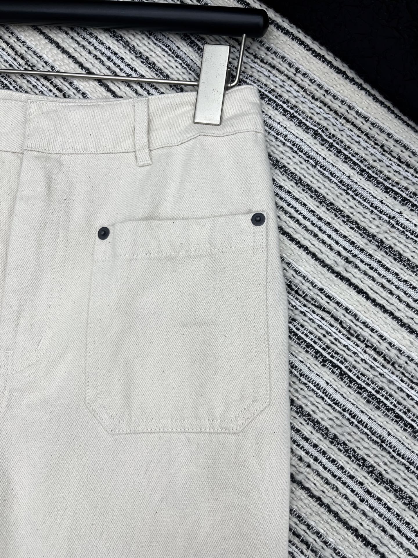 🛒𝐍𝐄𝐖 · 𝟐𝟎𝟐5/爆款现货

【原版定制】  Dio*｜反面提花双口袋牛仔裤
采用高端定制面料，牛