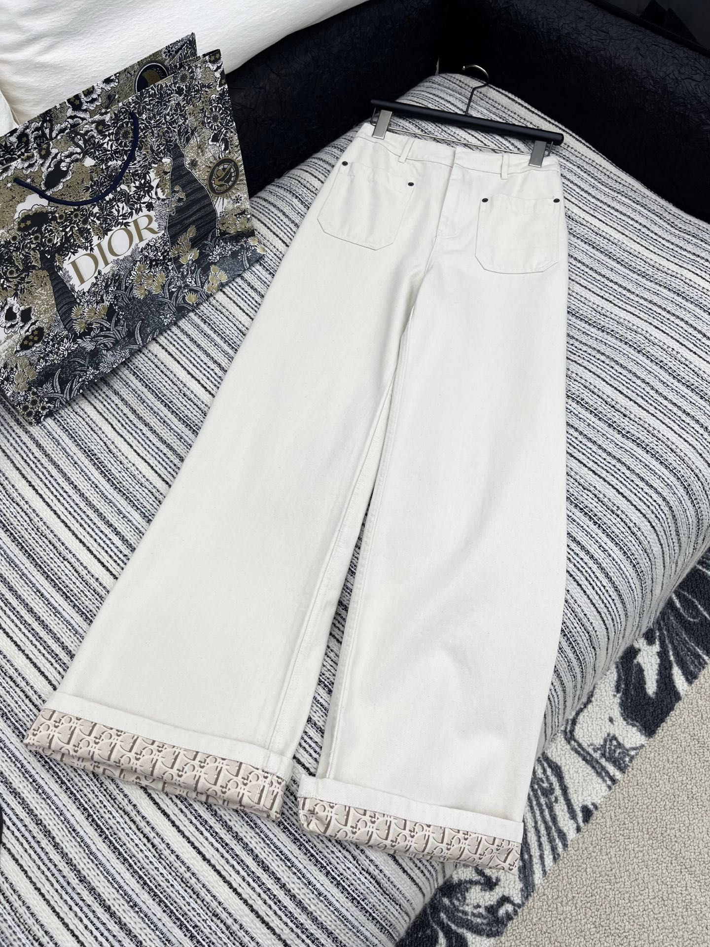 🛒𝐍𝐄𝐖 · 𝟐𝟎𝟐5/爆款现货

【原版定制】  Dio*｜反面提花双口袋牛仔裤
采用高端定制面料，牛
