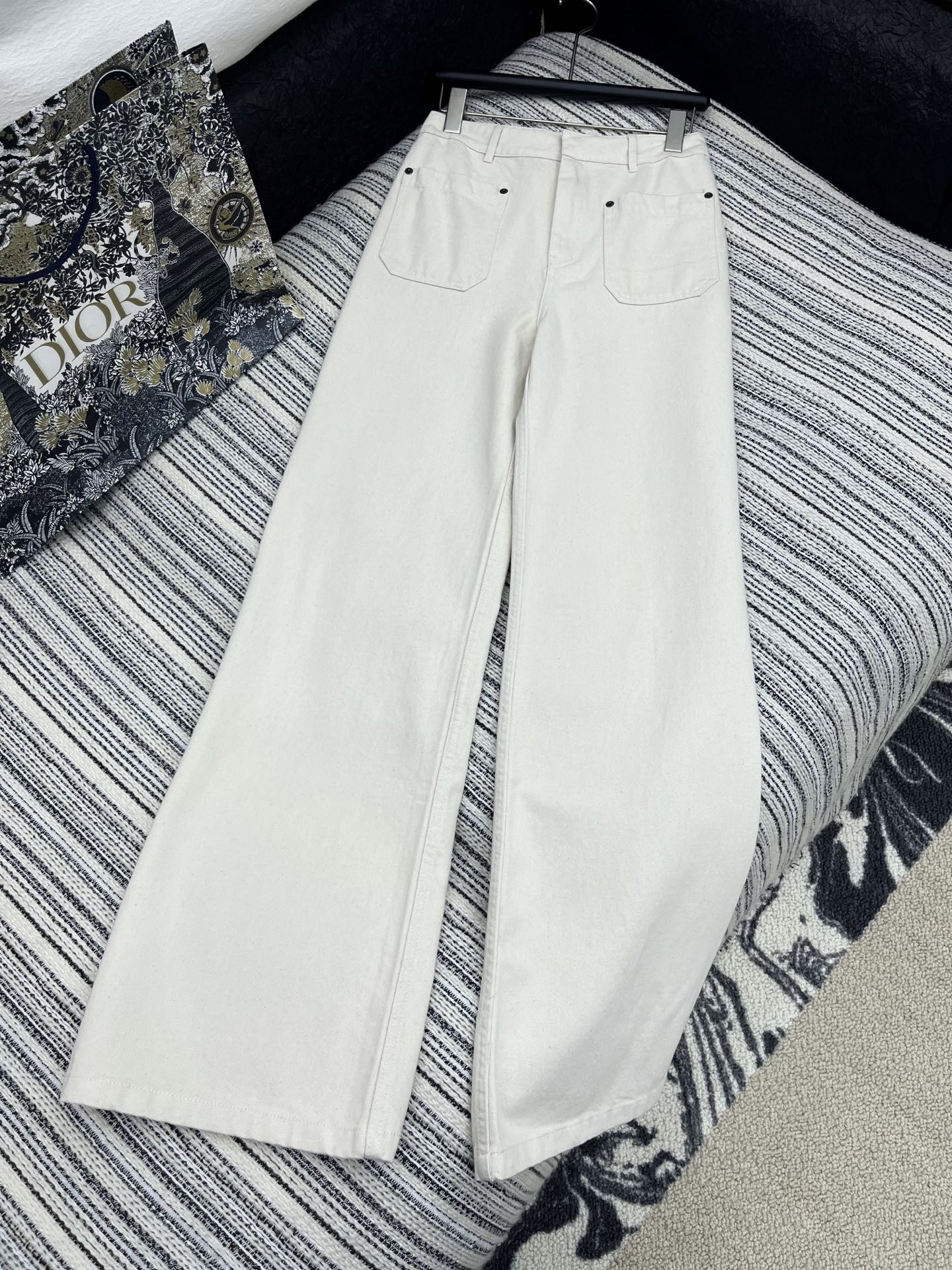 🛒𝐍𝐄𝐖 · 𝟐𝟎𝟐5/爆款现货

【原版定制】  Dio*｜反面提花双口袋牛仔裤
采用高端定制面料，牛
