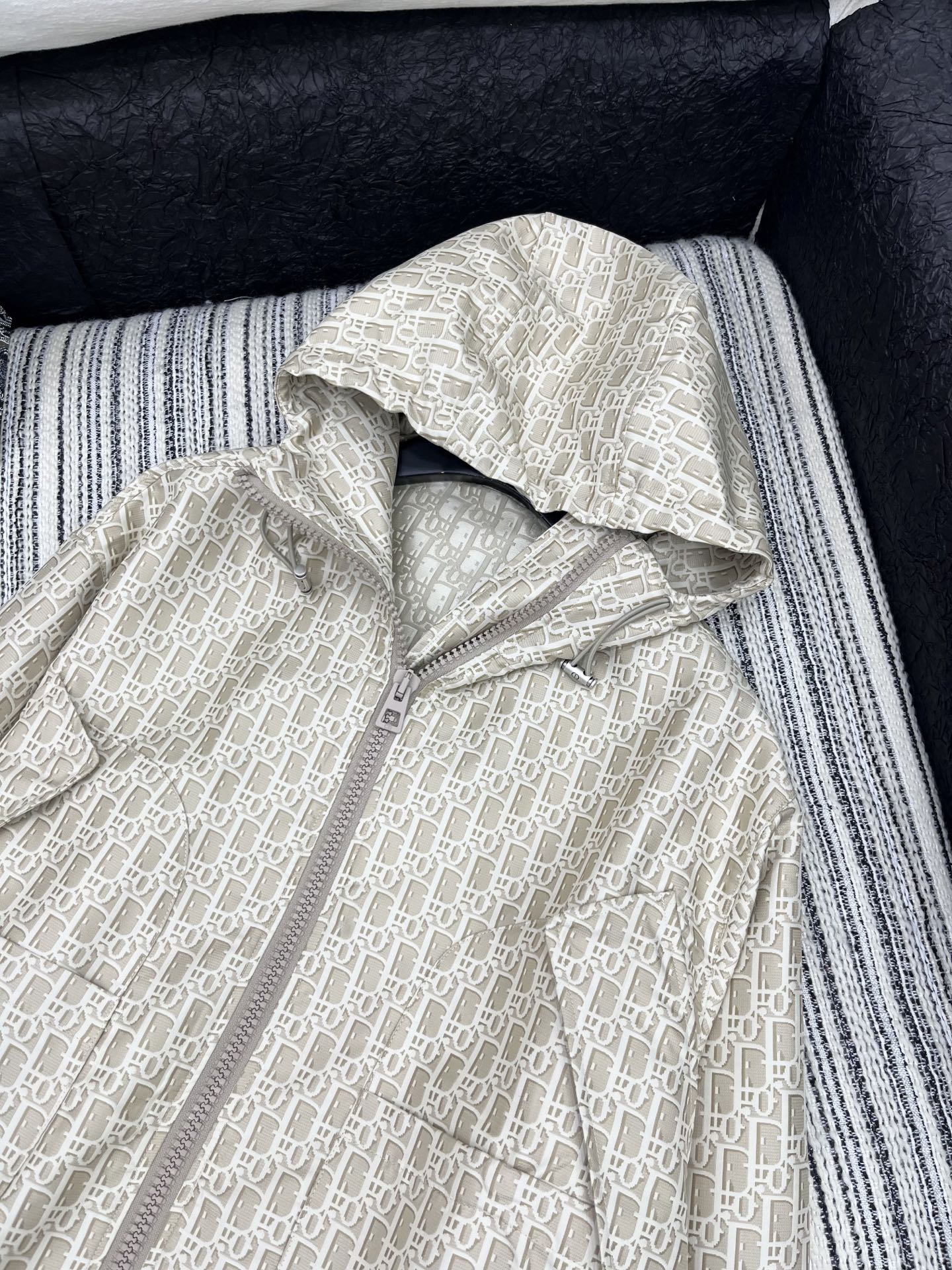 🛒𝐍𝐄𝐖 · 𝟐𝟎𝟐5/爆款现货

【原版定制】Dio*｜高端订制冲锋衣带帽外套
采用进口提花面料，订制