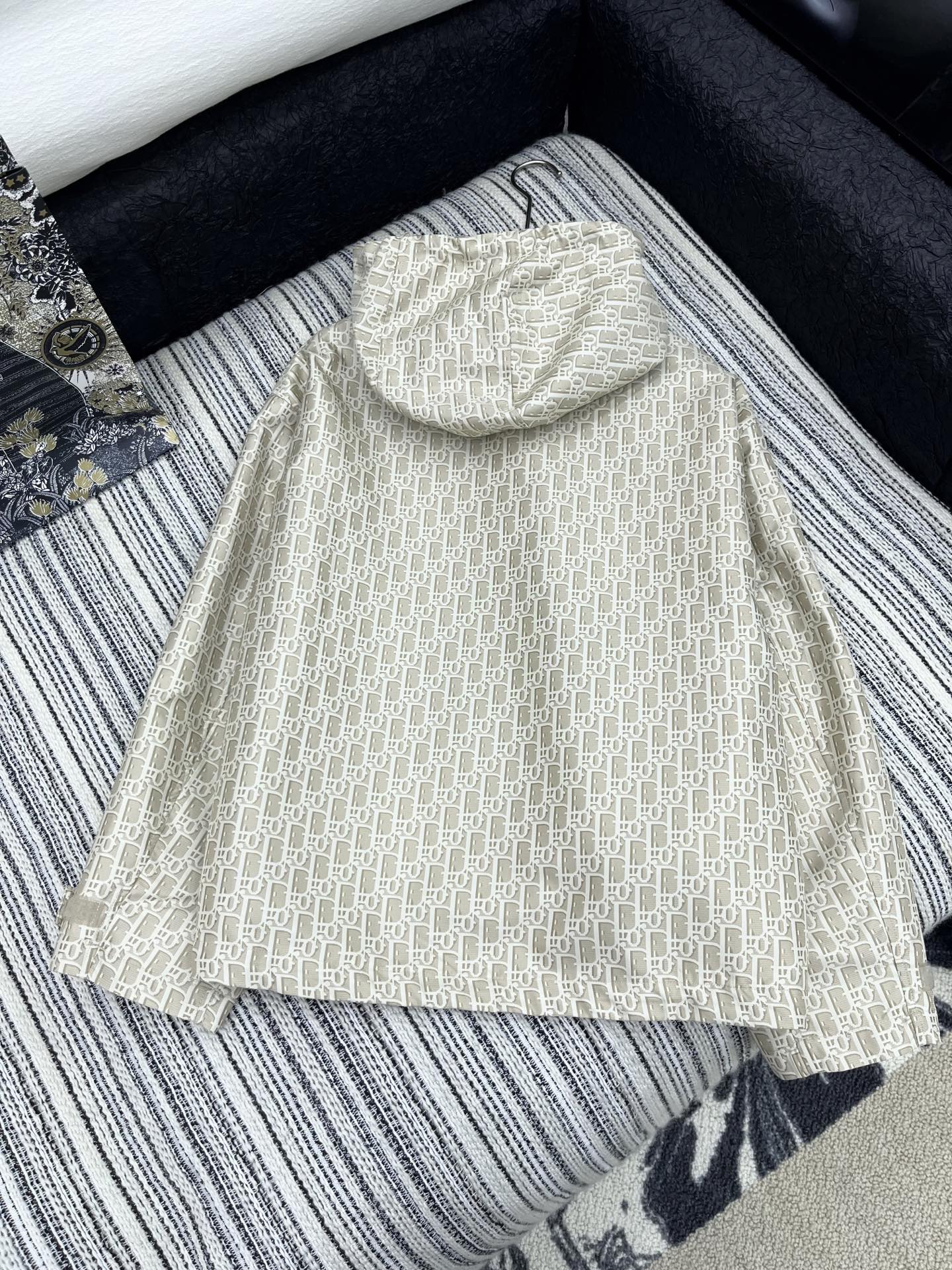 🛒𝐍𝐄𝐖 · 𝟐𝟎𝟐5/爆款现货

【原版定制】Dio*｜高端订制冲锋衣带帽外套
采用进口提花面料，订制