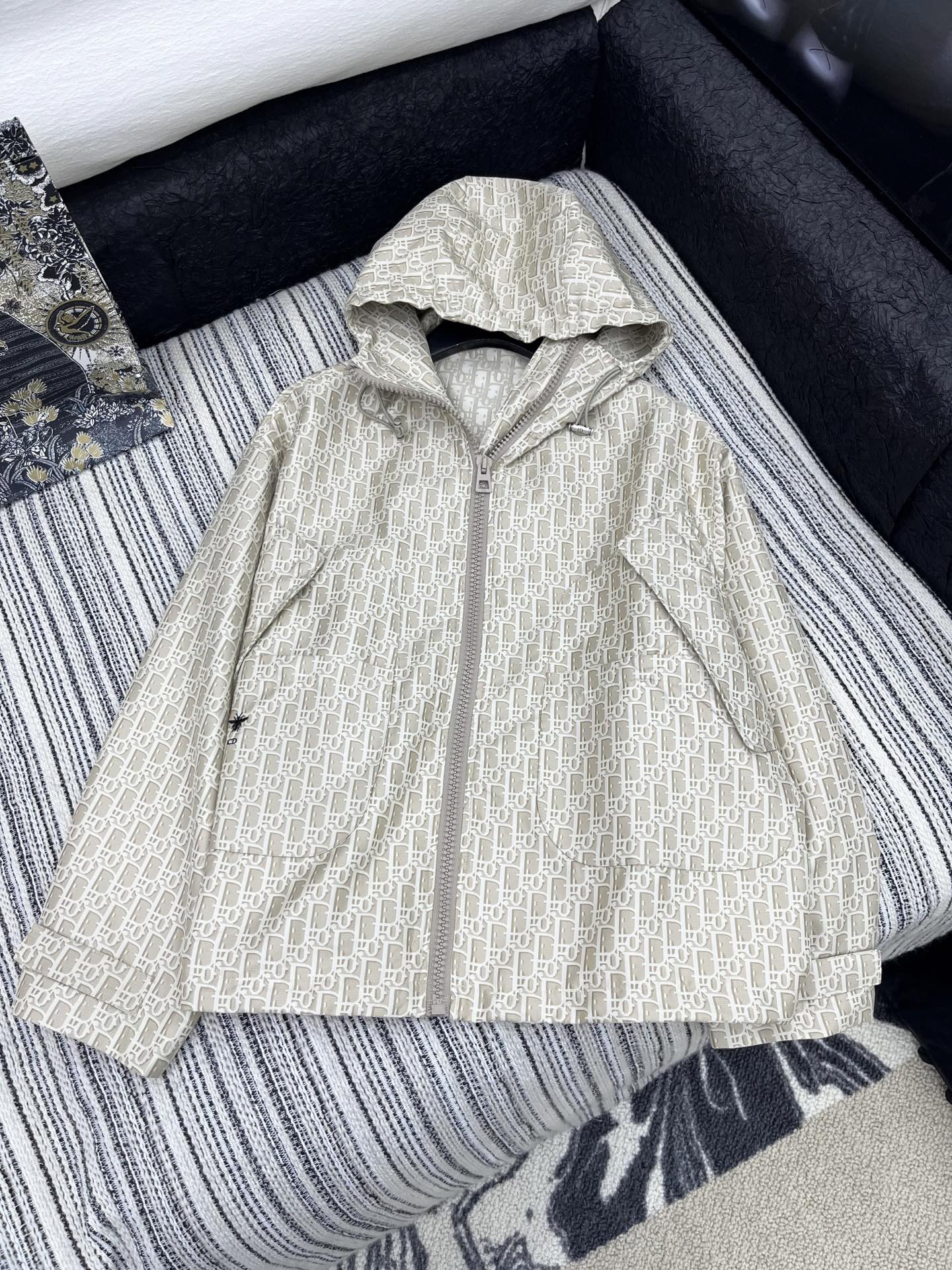 🛒𝐍𝐄𝐖 · 𝟐𝟎𝟐5/爆款现货

【原版定制】Dio*｜高端订制冲锋衣带帽外套
采用进口提花面料，订制