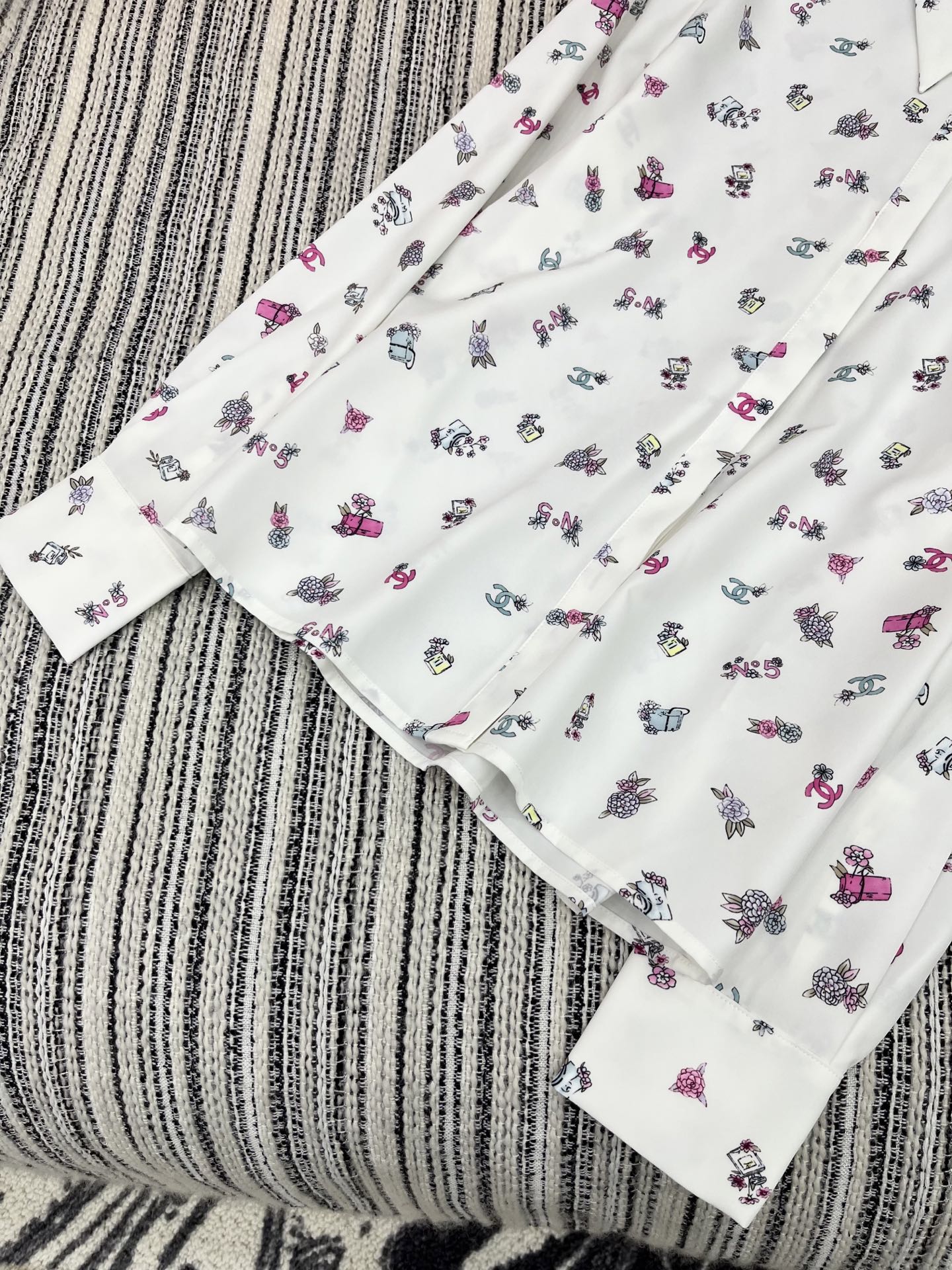 🛒𝐍𝐄𝐖 · 𝟐𝟎𝟐5/爆款现货

原单品质  Chane*｜25春夏新品印花衬衫短裤套装！
高端定制翻