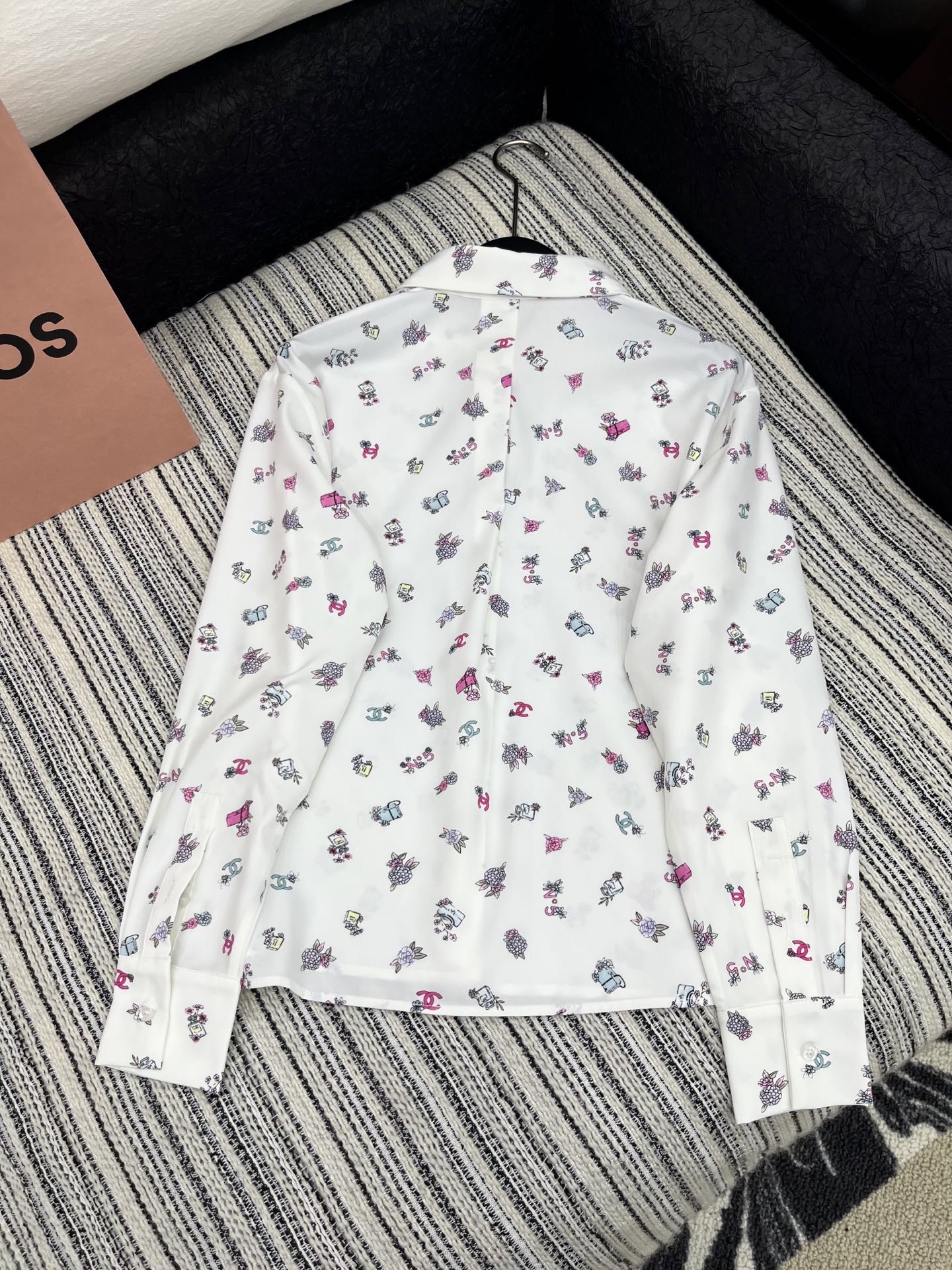 🛒𝐍𝐄𝐖 · 𝟐𝟎𝟐5/爆款现货

原单品质  Chane*｜25春夏新品印花衬衫短裤套装！
高端定制翻
