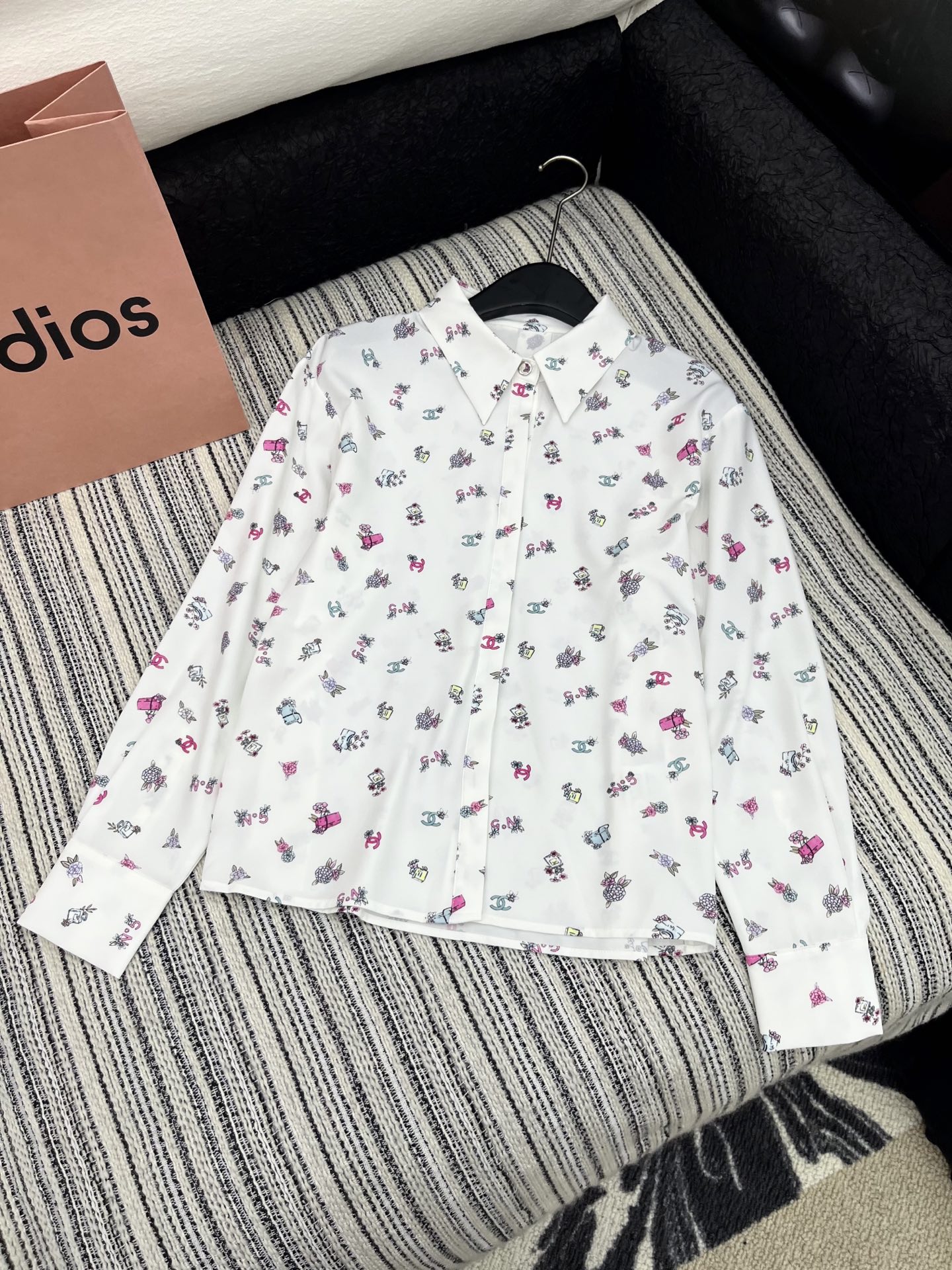 🛒𝐍𝐄𝐖 · 𝟐𝟎𝟐5/爆款现货

原单品质  Chane*｜25春夏新品印花衬衫短裤套装！
高端定制翻